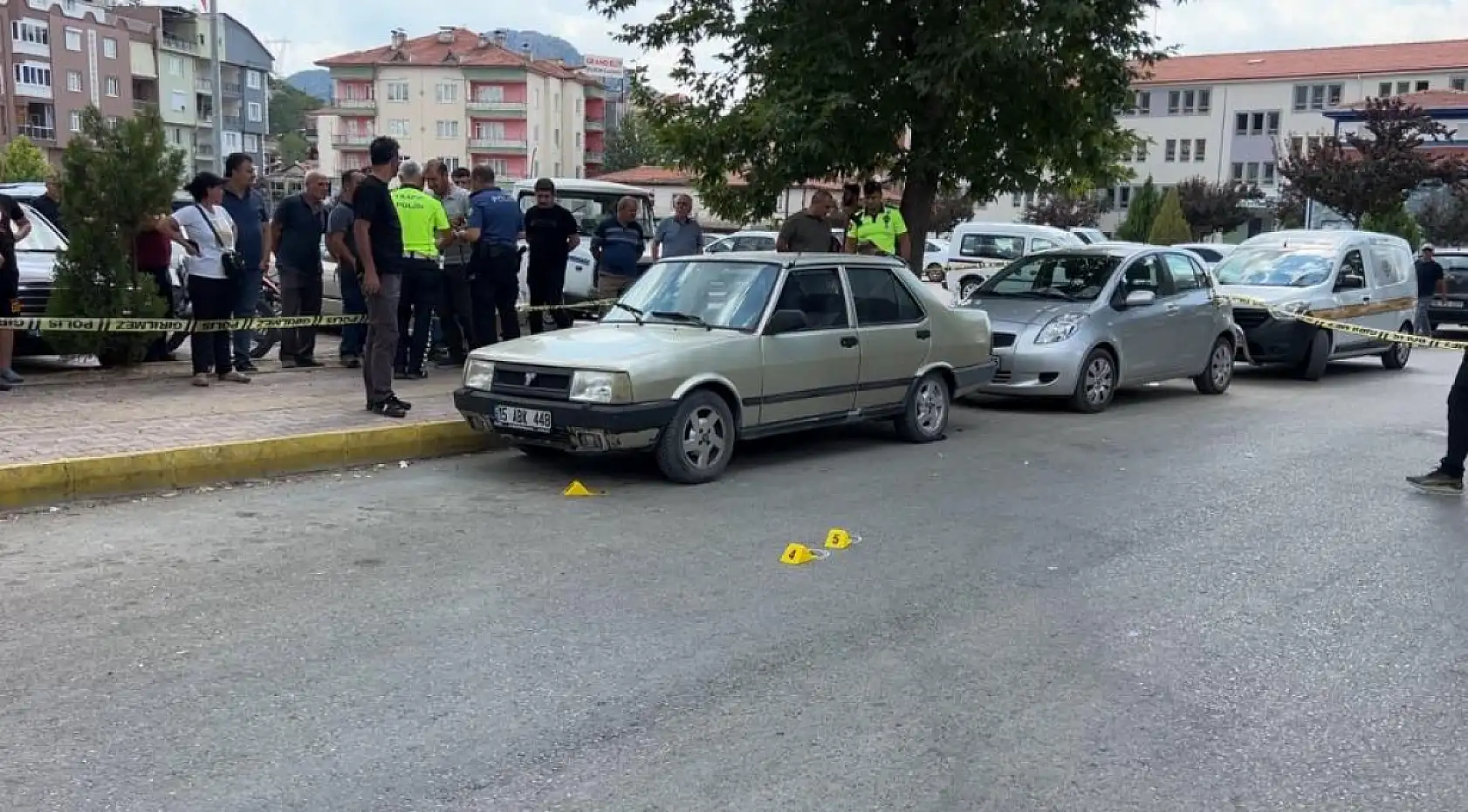 Husumetlisine ateş açtı, kurşunlar yoldan geçen genç kadına da isabet etti