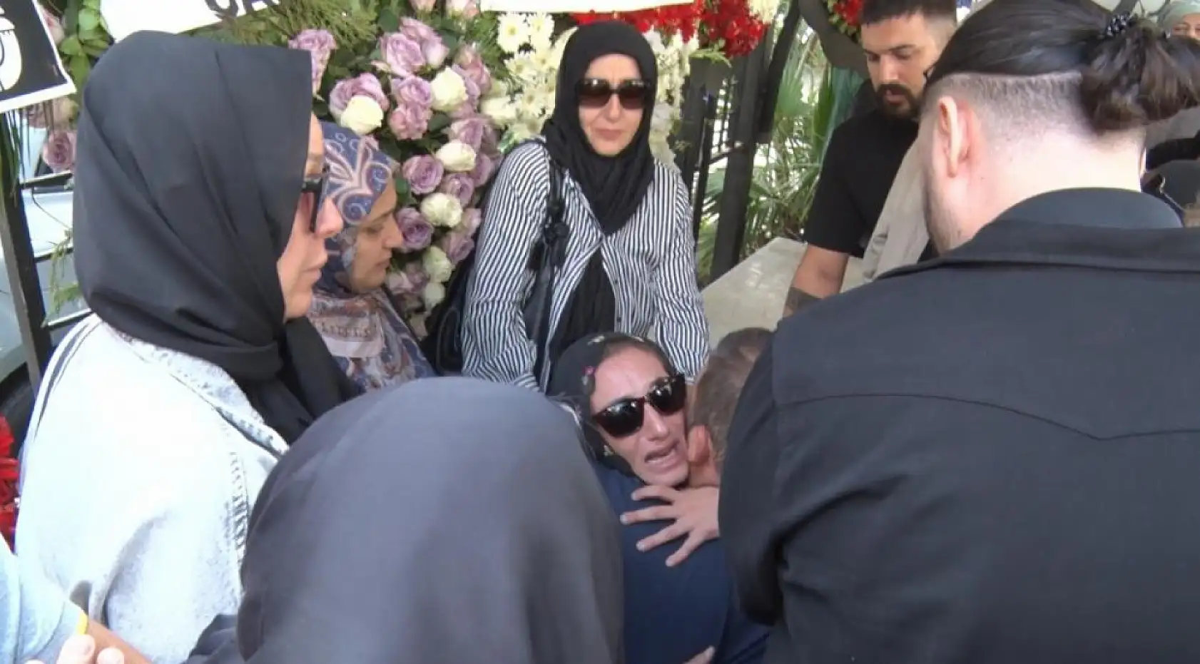 Arabesk müziğin usta ismi Güllü'nün kızı cenaze töreninde fenalık geçirdi