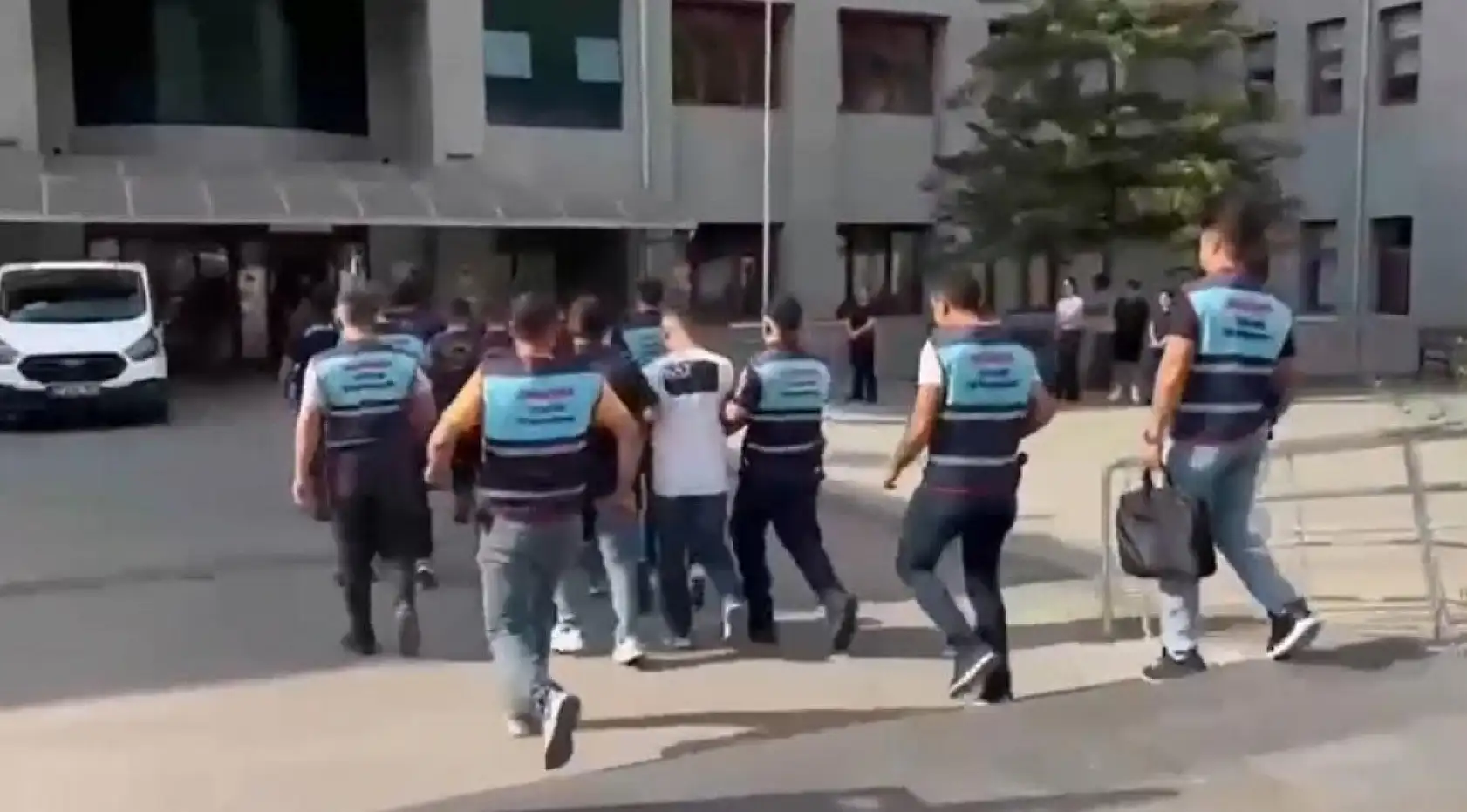 5 yıldızlı otele silahla saldırıp bahçede kıyafet değiştirmişler