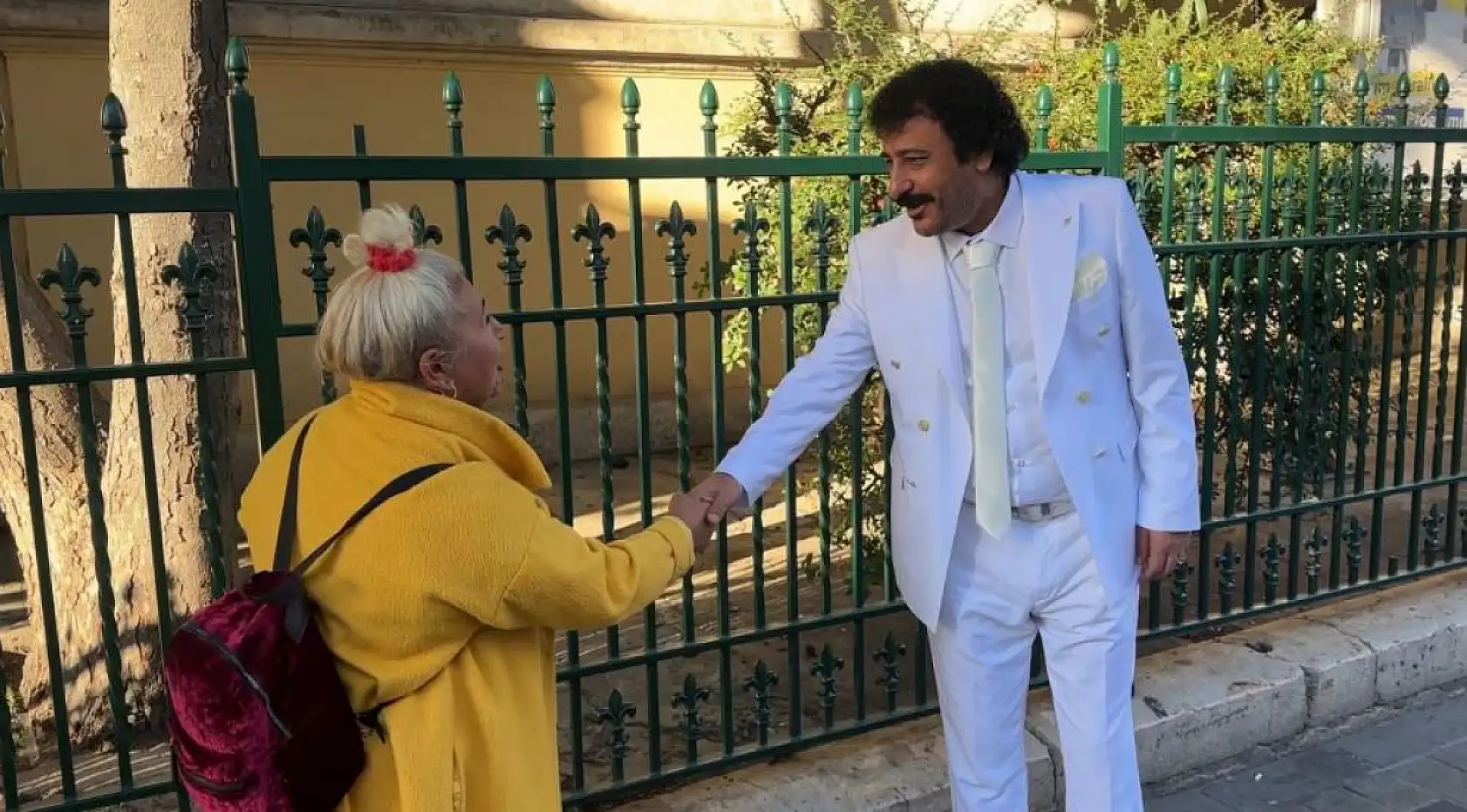 Tarzıyla Müslüm Gürses'e benzeyen vatandaş ilgi odağı oldu