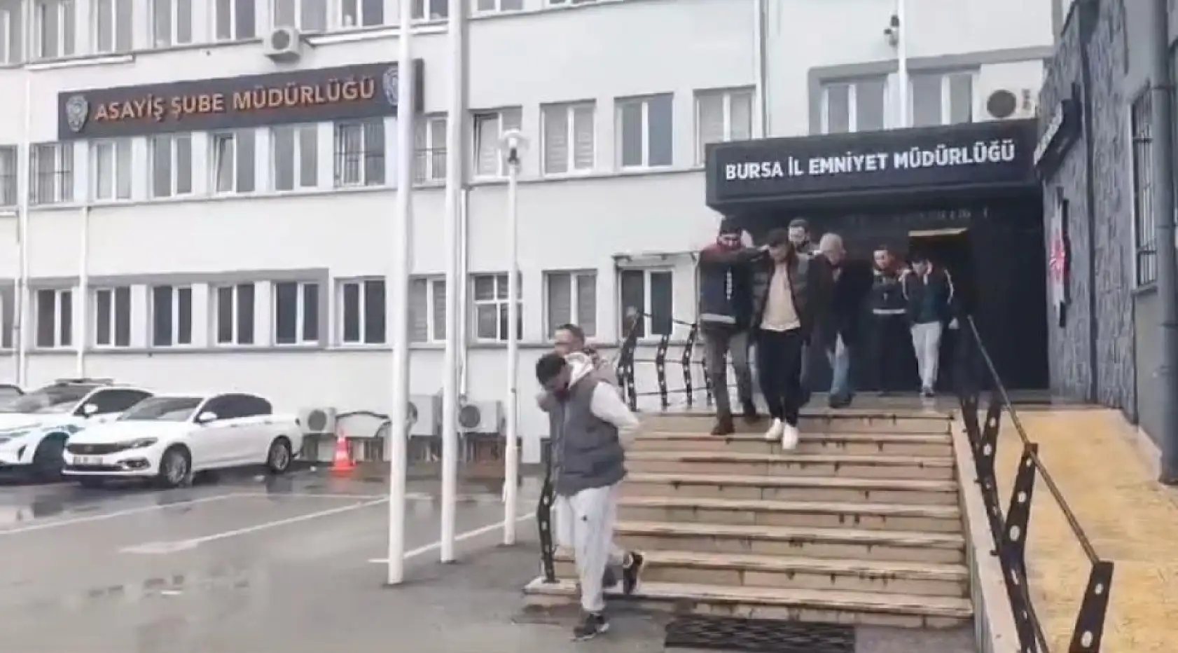 Yaşlı kadını 'Polis' diyerek kandırıp 1 milyon 500 bin lira dolandırdı, alem yaparken yakalandı