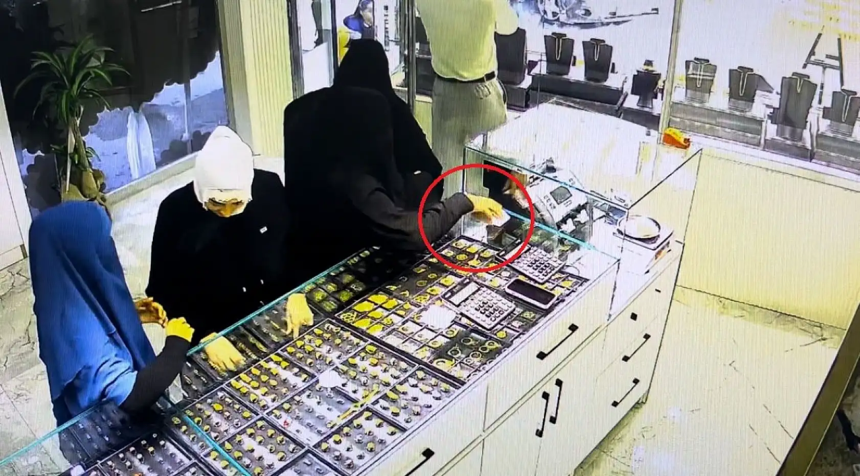 Önce kuyumcuyu soydu, sonra gelen müşteriyi de soydu