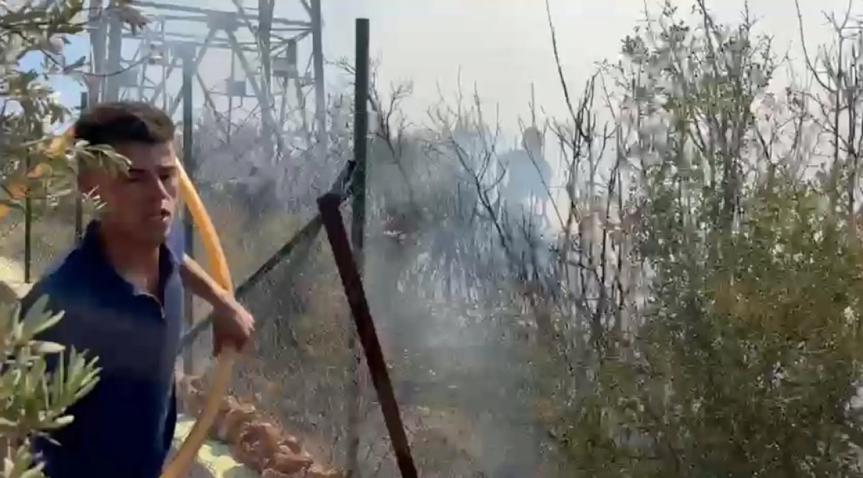 Antalya'da yerleşim alanına yakın ağaçlık alanda yangın