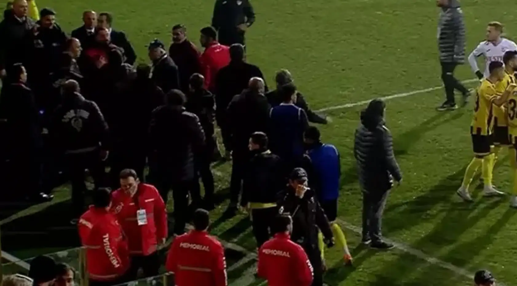 Türk futbolunda sıkıntılar bitmiyor! Başkan takımını sahadan çekti, maç yarıda kesildi