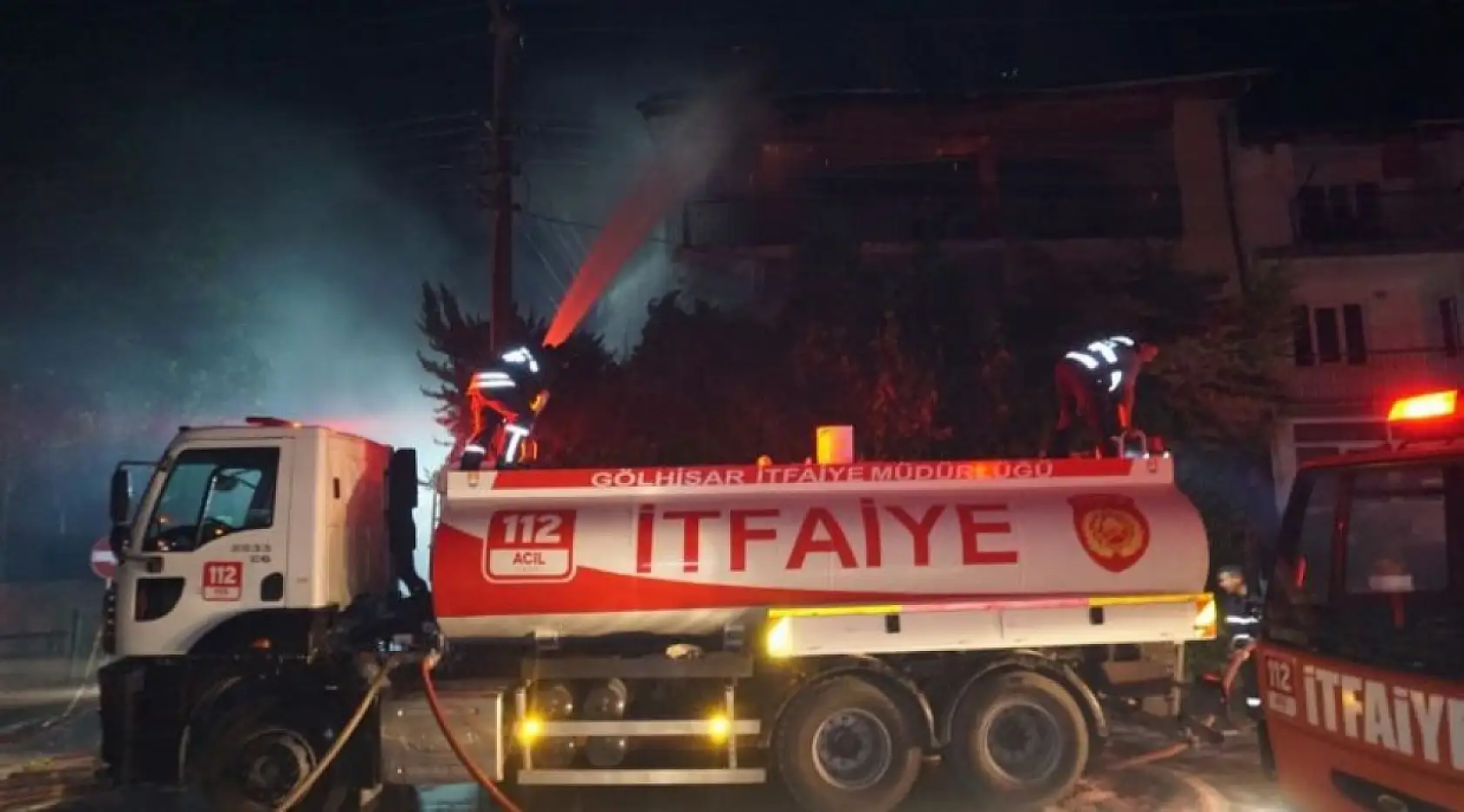 Çatıda çıkan yangın daireye sıçardı