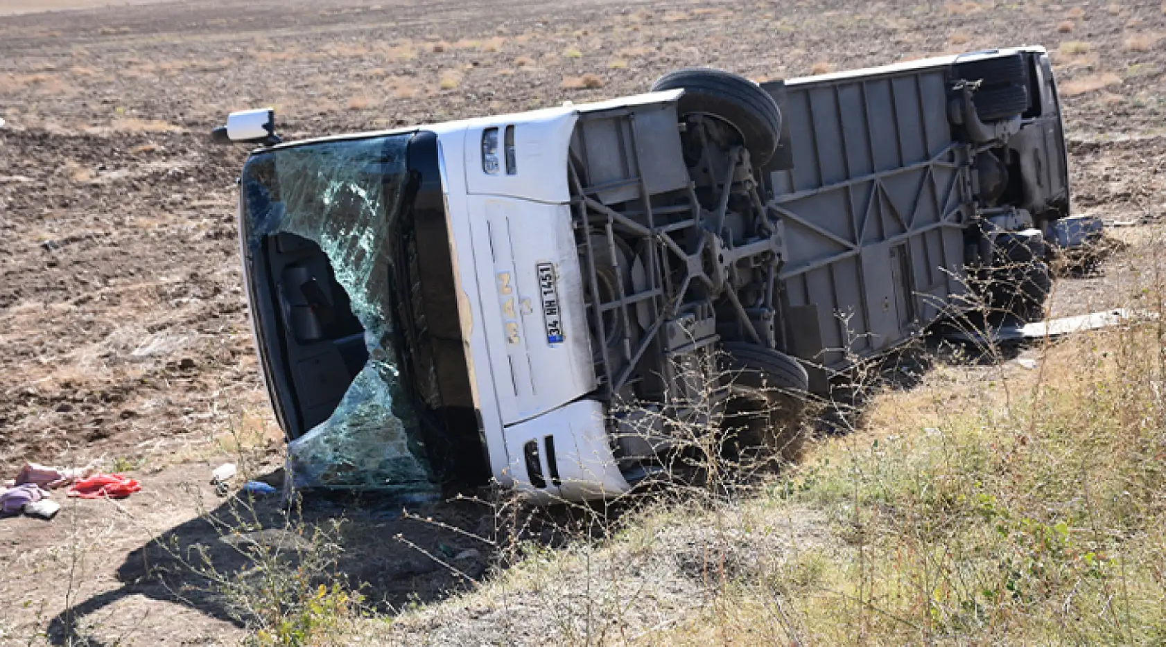 Afyonkarahisar'da turistleri taşıyan tur otobüsü devrildi 22 yaralı