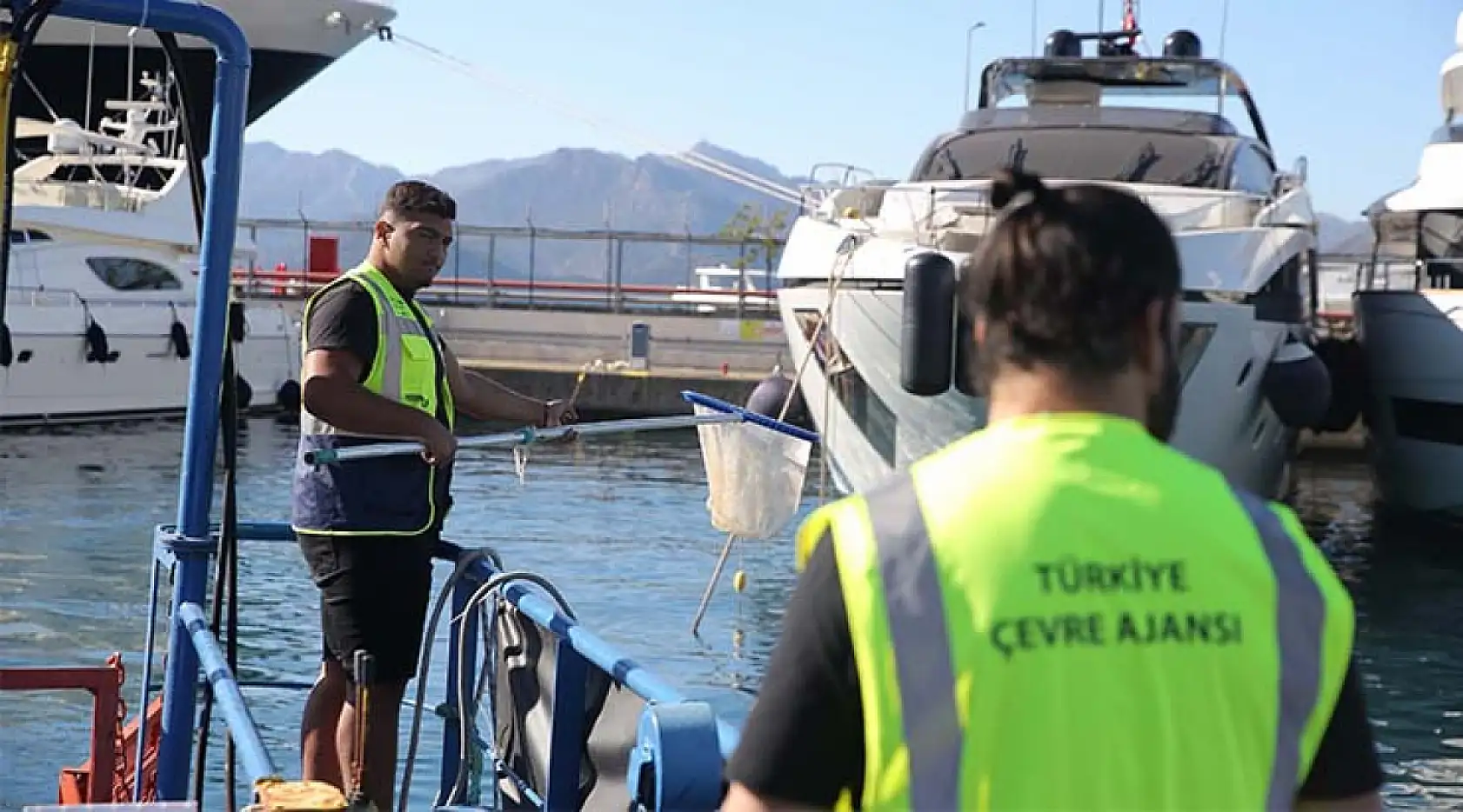 Marmaris Körfezi'nde deniz yüzeyinde biriken atıklar toplandı