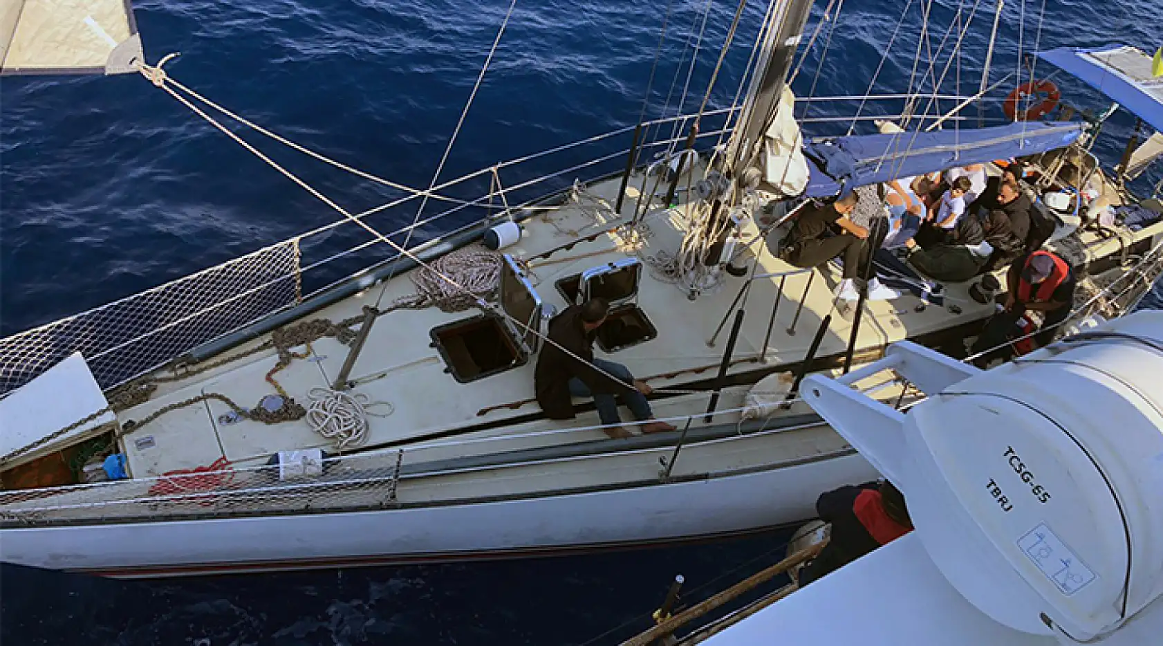 Yelkenli teknede 2 göçmen kaçakçısı ve 45 düzensiz göçmen yakalandı