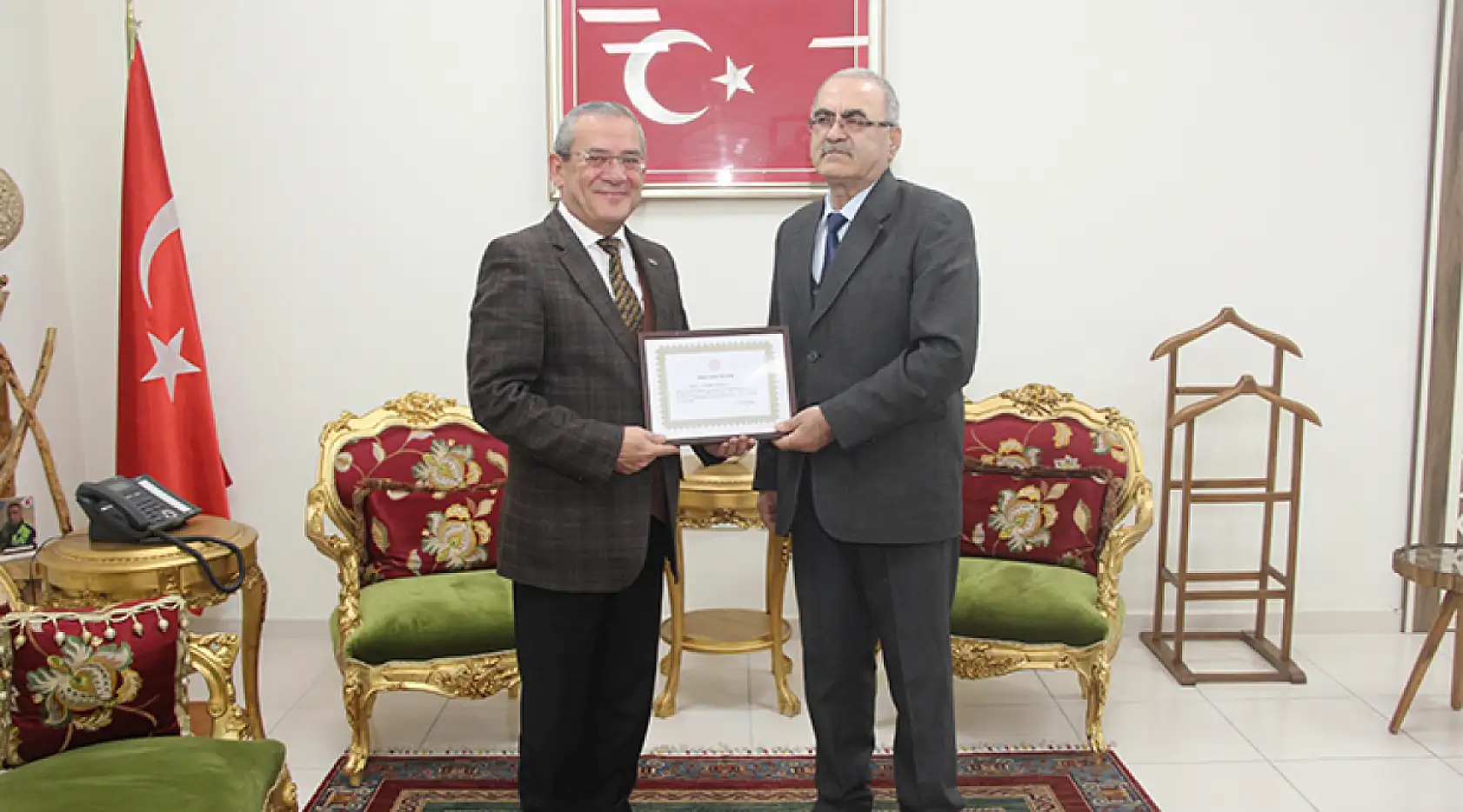 Menteşe Kaymakamı Eriş, emekli öğretmenlere hizmet şeref belgelerini takdim etti