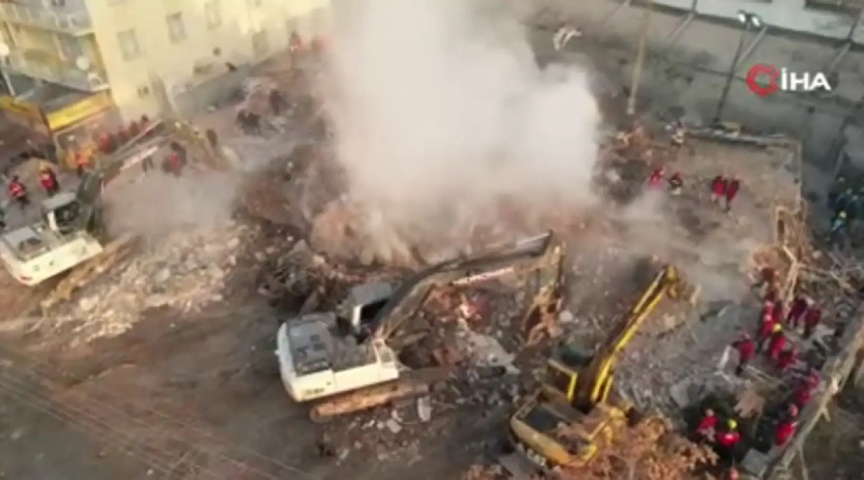 Konya'da çöken binanın enkazı günün ilk ışıklarıyla böyle görüntülendi