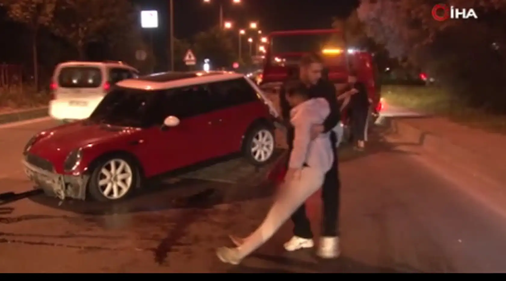 Alkol, Ehliyeti İkinci Kez Yaktı: 'Yine Kaybettim, Yapacak Bir Şey Yok!' Sürücü, Aracı Çekiciye Bindirilirken Bayıldı!