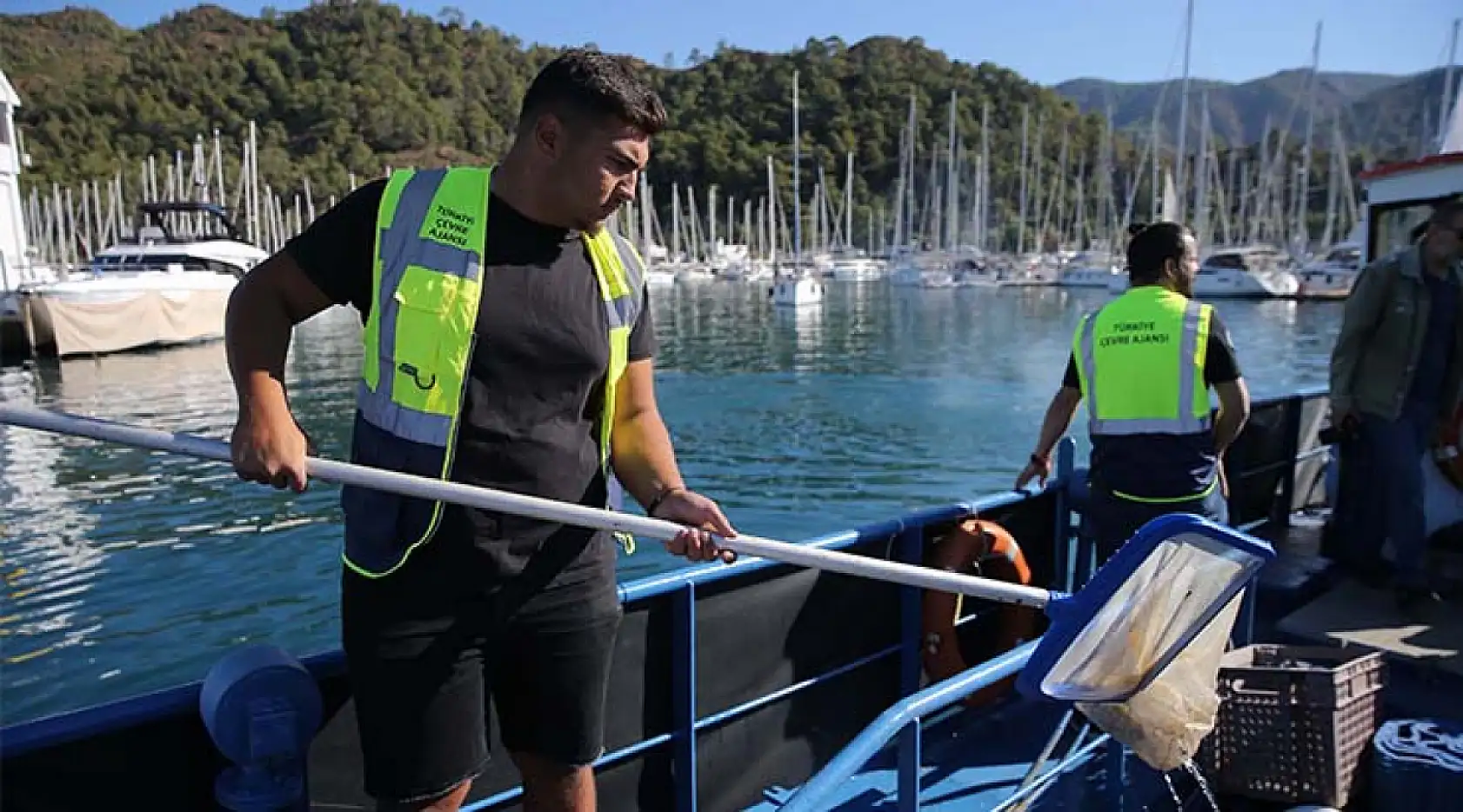 Marmaris Körfezi'nde deniz yüzeyinde biriken atıklar toplandı
