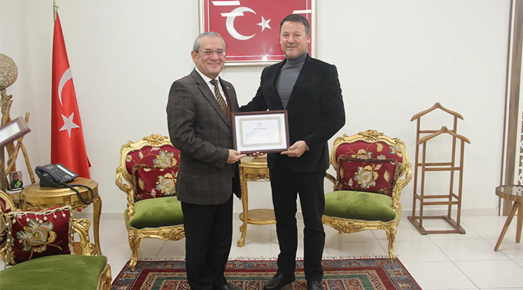 Menteşe Kaymakamı Eriş, emekli öğretmenlere hizmet şeref belgelerini takdim etti