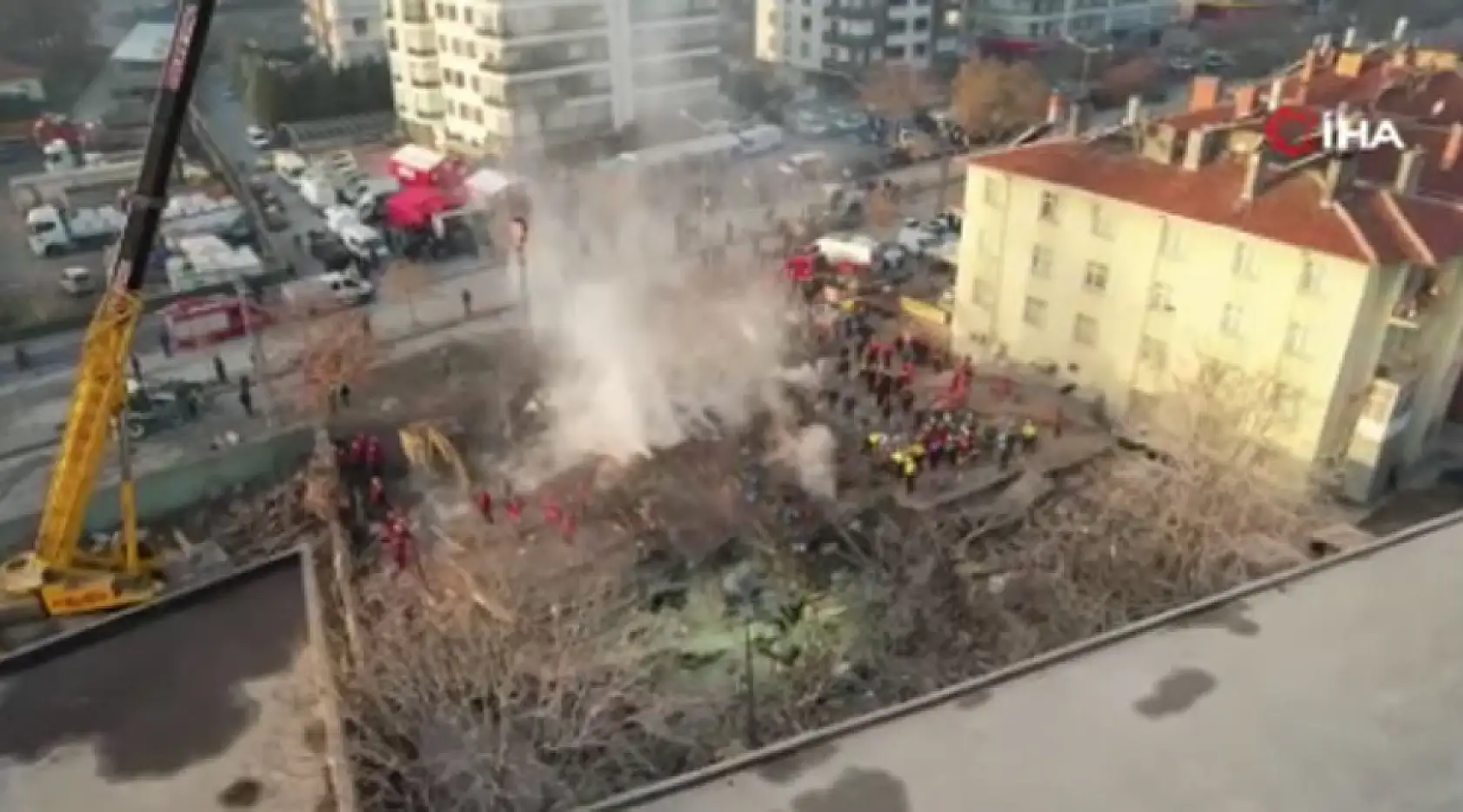 Konya'da çöken binanın enkazı günün ilk ışıklarıyla böyle görüntülendi