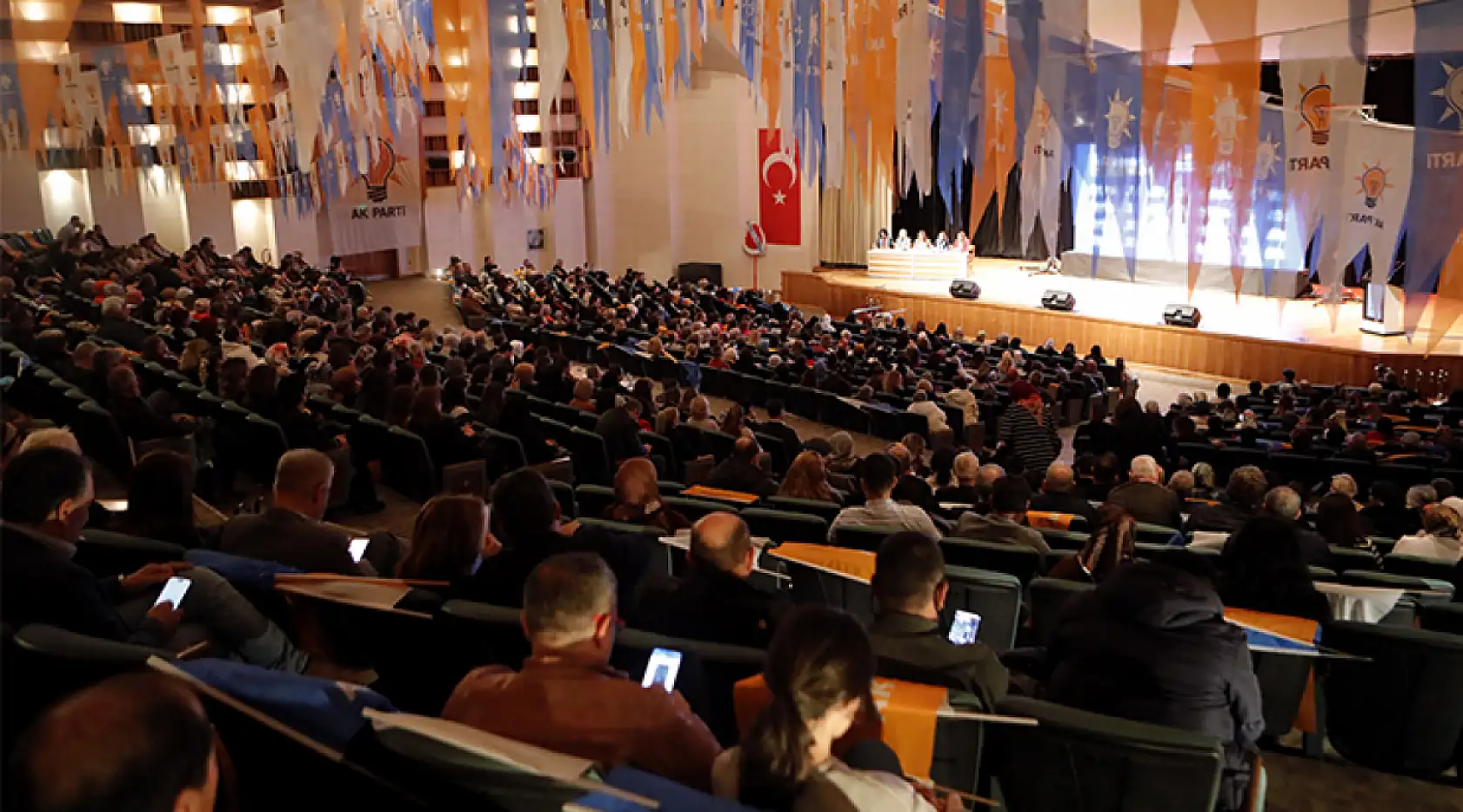 AK Parti'li Kaya, partisinin Muğla kadın kolları kongresinde konuştu