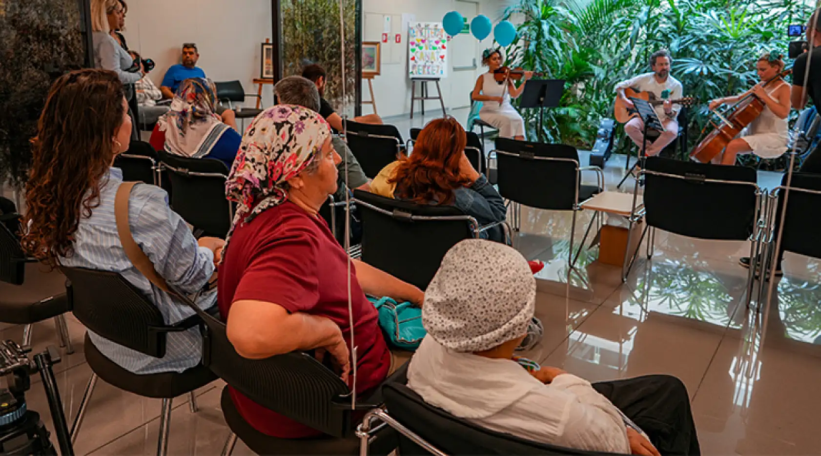 Yumurtalık Kanserini Yenen Keman Sanatçısı Hastanede Moral Konseri Verdi