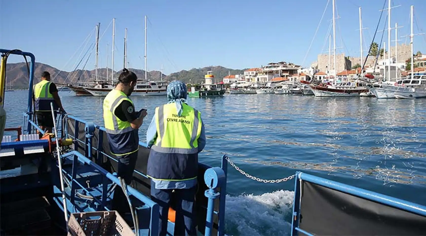 Marmaris Körfezi'nde deniz yüzeyinde biriken atıklar toplandı