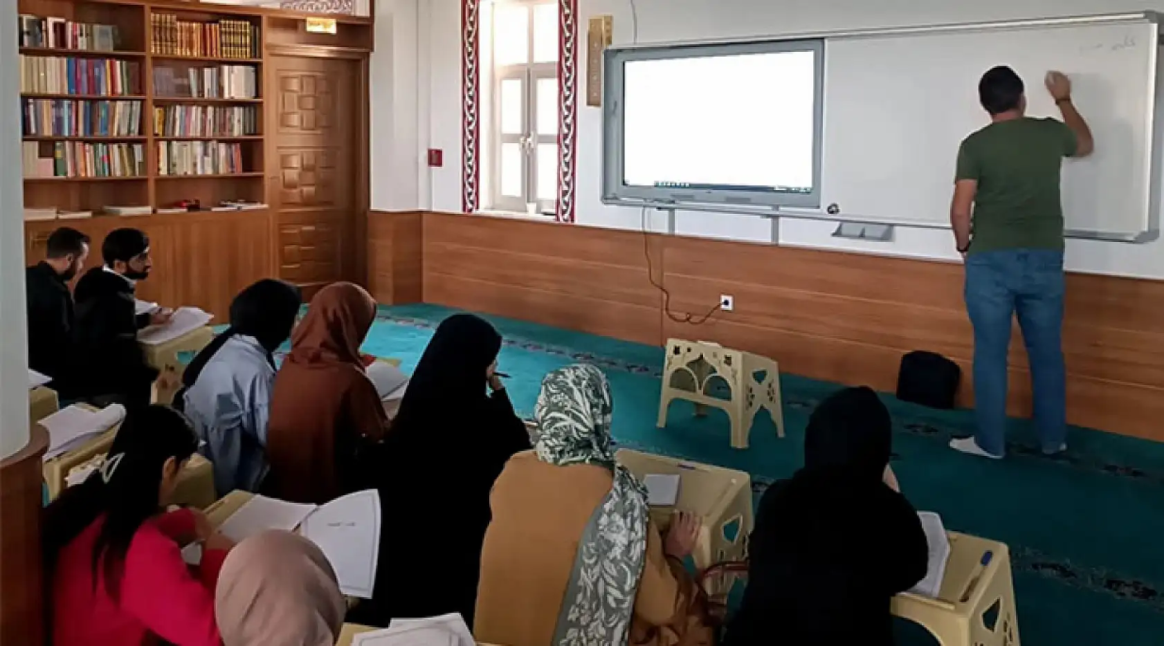 Muğla'da üniversiteli gençler Arapça derslerinde buluşuyor