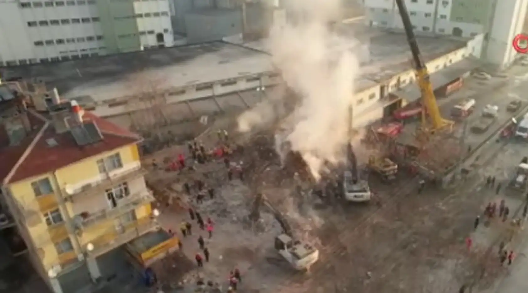 Konya'da çöken binanın enkazı günün ilk ışıklarıyla böyle görüntülendi