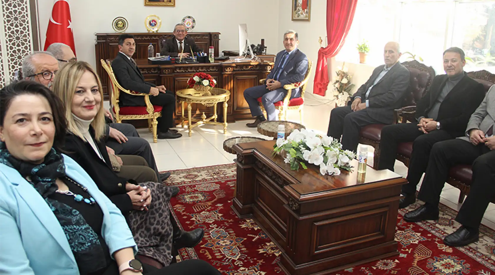 Menteşe Kaymakamı Eriş, emekli öğretmenlere hizmet şeref belgelerini takdim etti