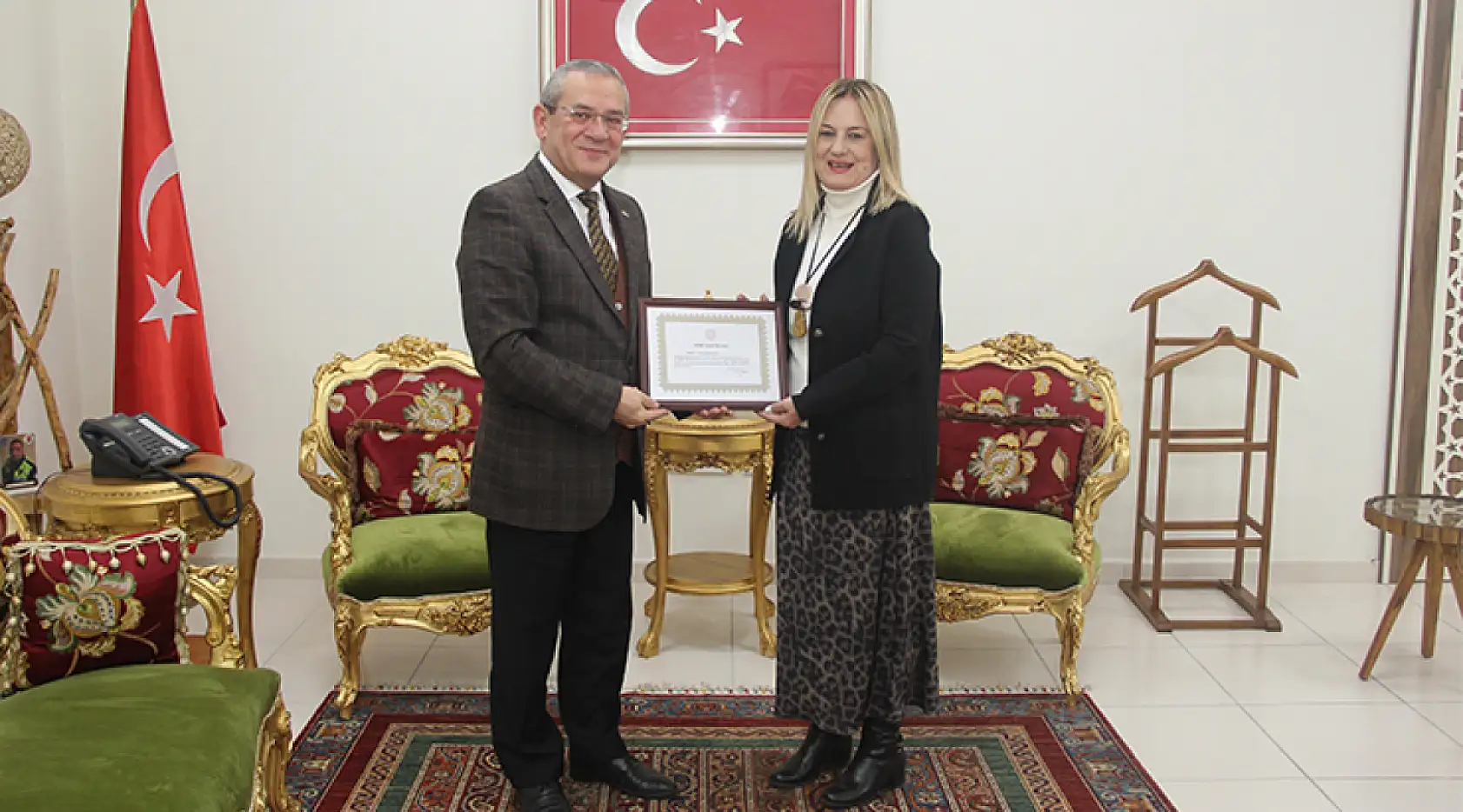 Menteşe Kaymakamı Eriş, emekli öğretmenlere hizmet şeref belgelerini takdim etti