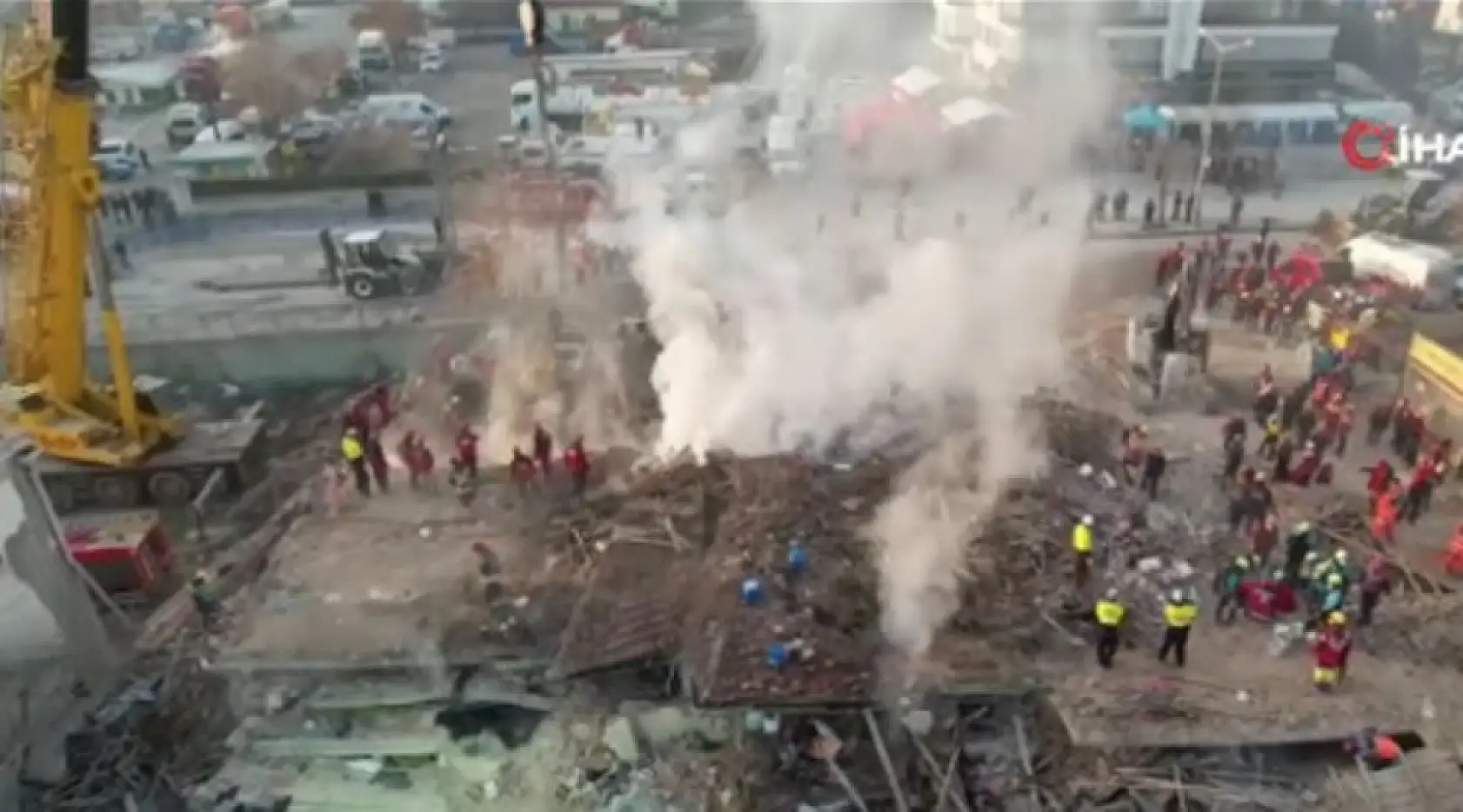 Konya'da çöken binanın enkazı günün ilk ışıklarıyla böyle görüntülendi