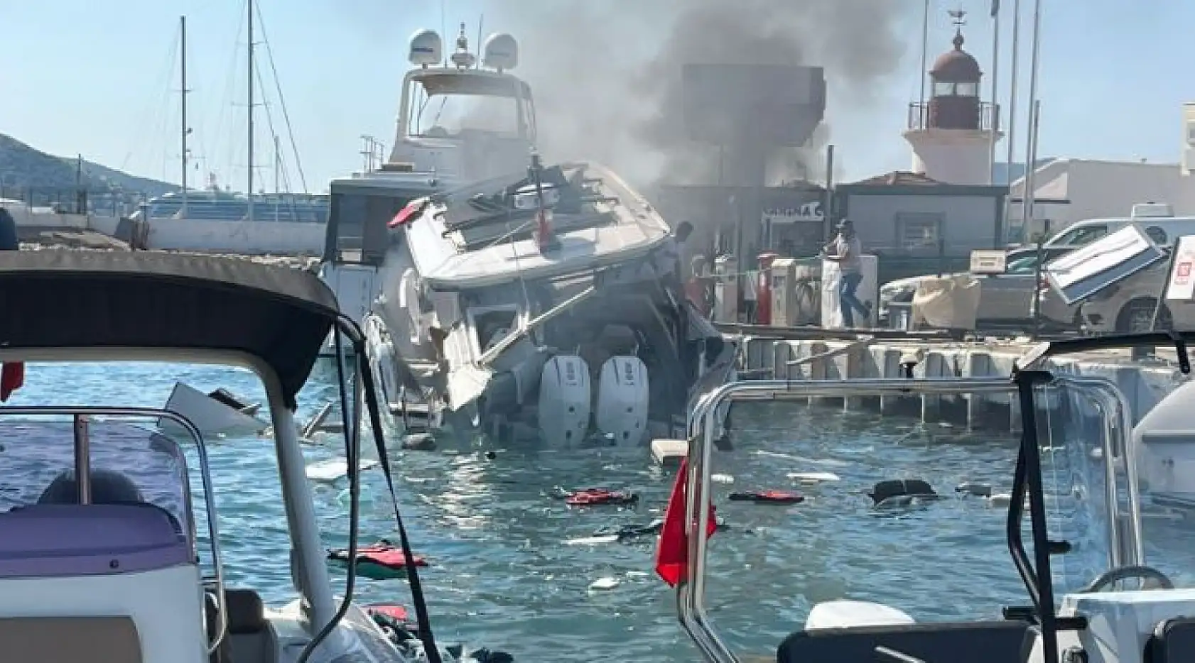 Bodrum'da yakıt ikmali için marinaya yanaşan teknede patlama meydana geldi