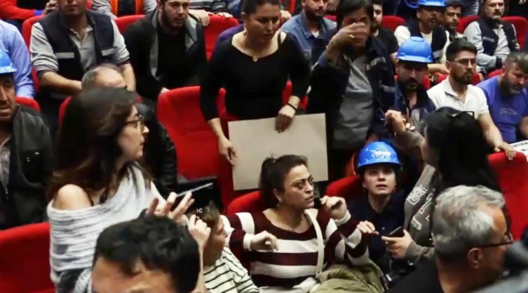 Muğla'da sendika üyesi kadın, basın mensubunun boğazını sıktı