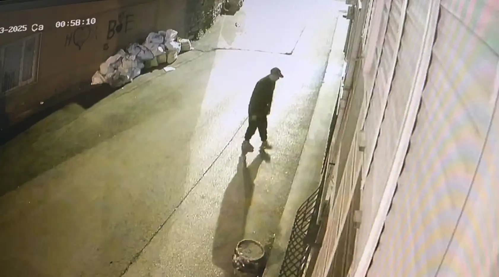 Gece ev soyan sakar hırsız, olay yerinde telefonunu düşürdü