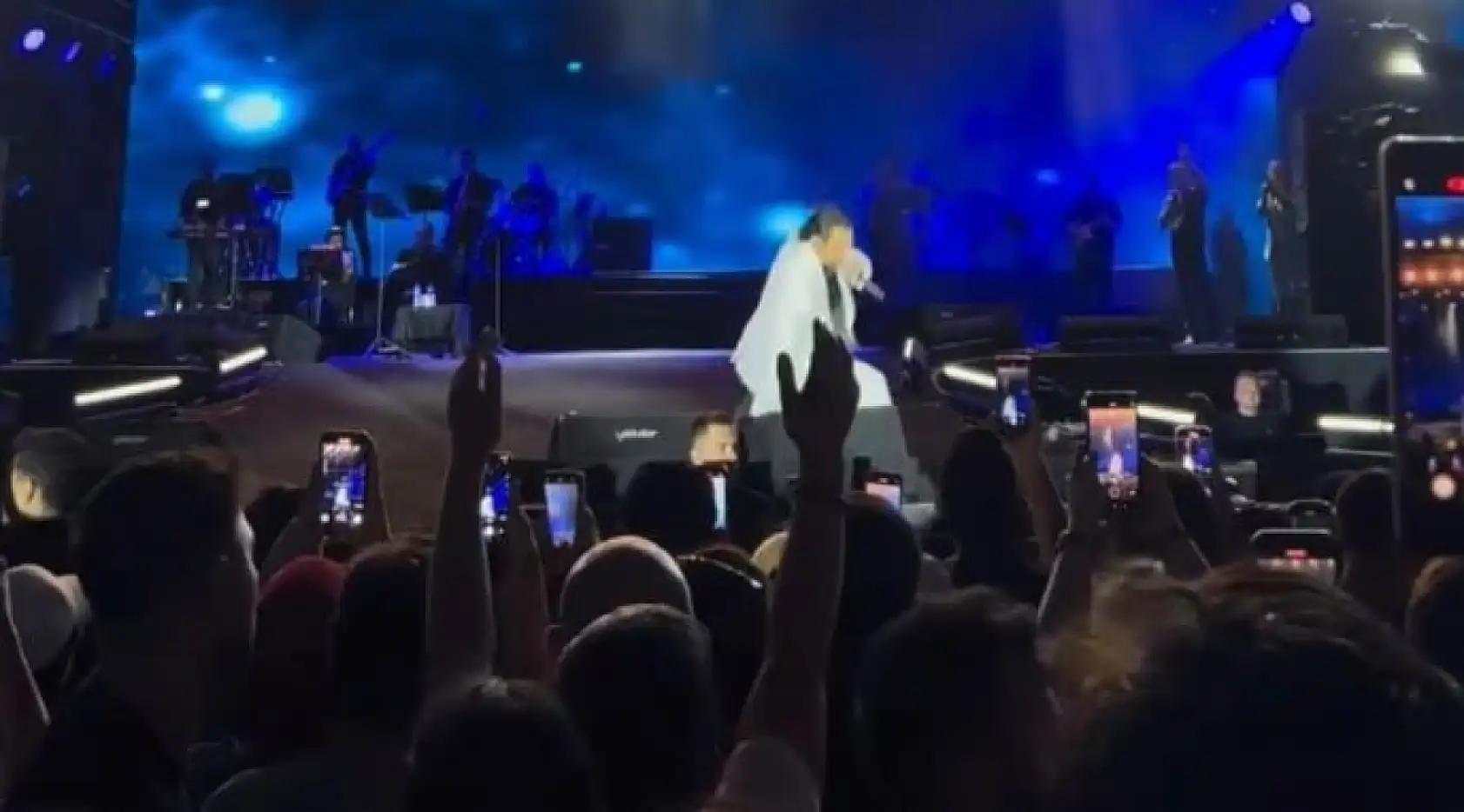 Sahnede talihsiz anlar: Bayhan şarkı söylerken yere düştü