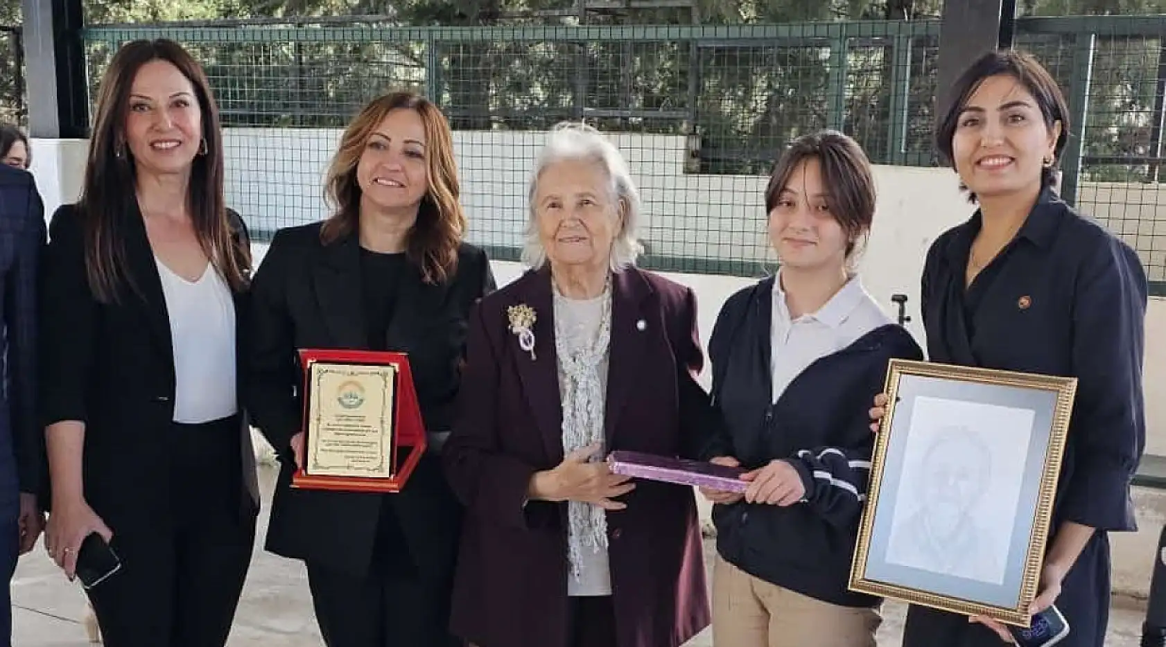 Marmaris'te 62 yıl sonra ilk öğretmenleri ile buluşup gününü kutladılar