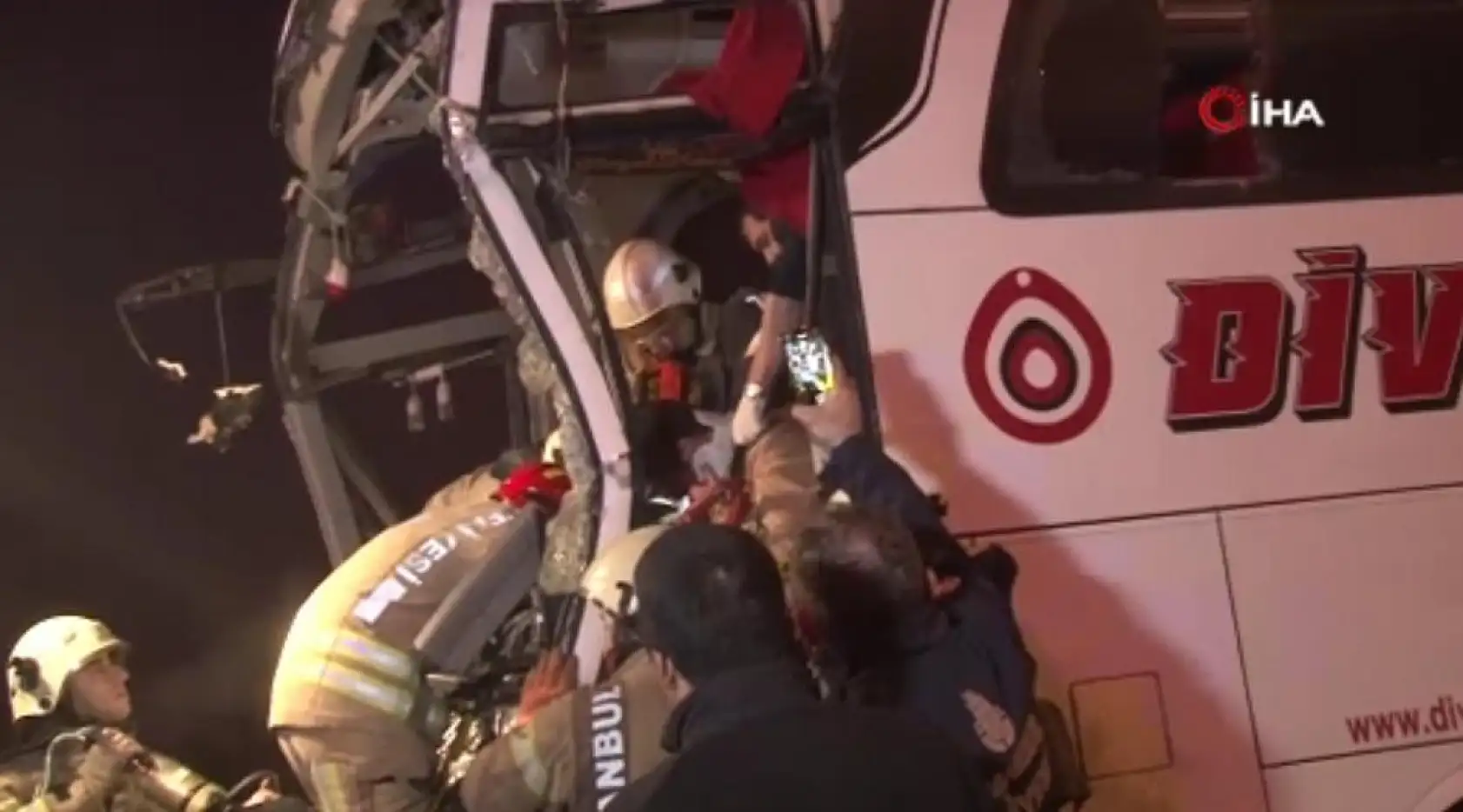 Yolcu otobüsü tıra çarptı, 19 yaralı