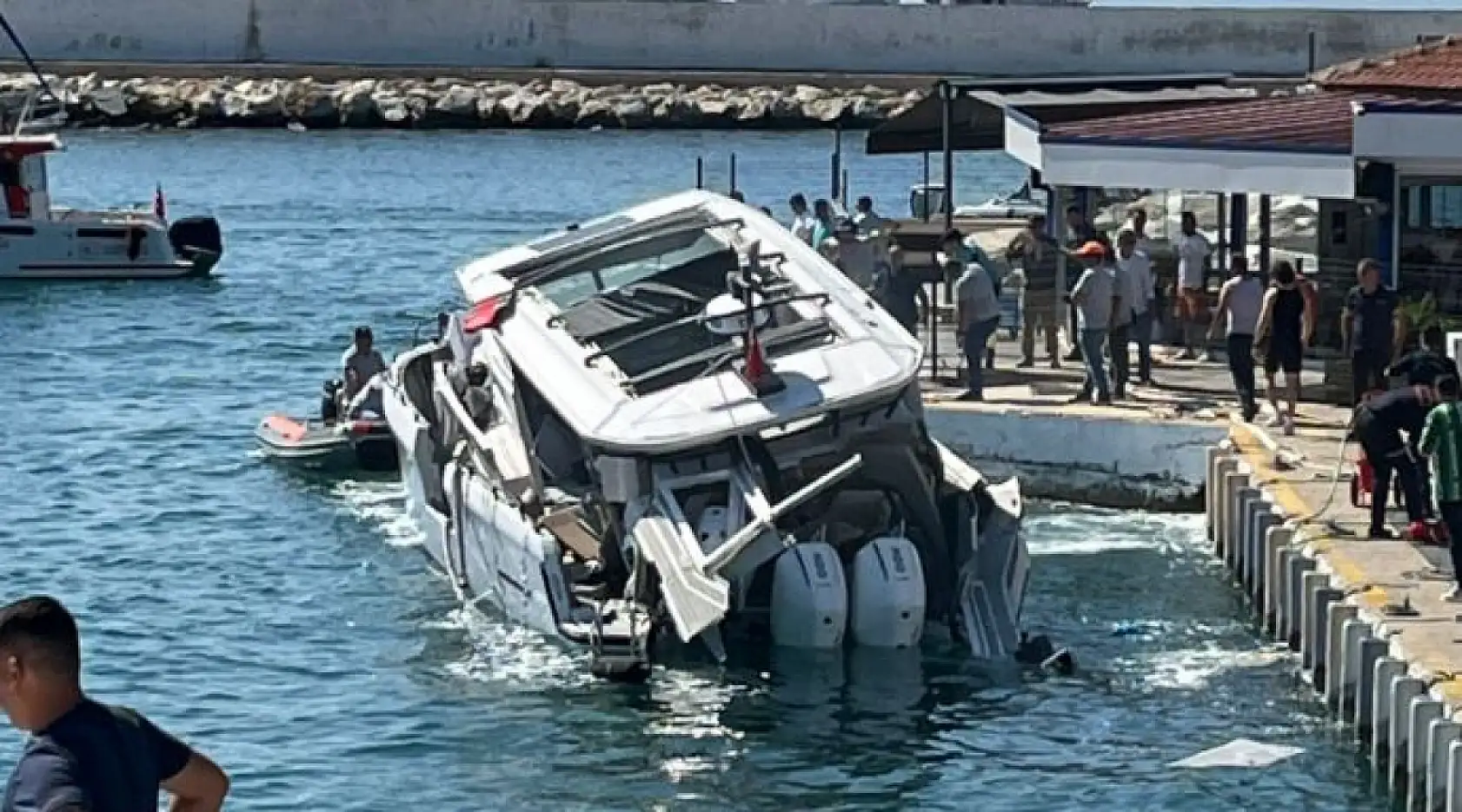 Bodrum'da yakıt ikmali için marinaya yanaşan teknede patlama meydana geldi