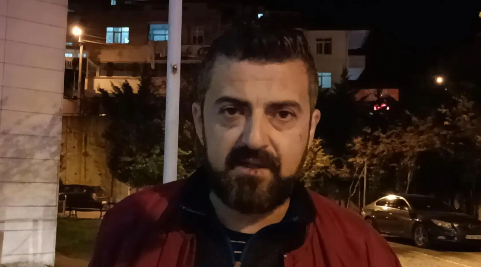 Motosiklet sürücüsü, çarpıştığı patpatın altında kaldı