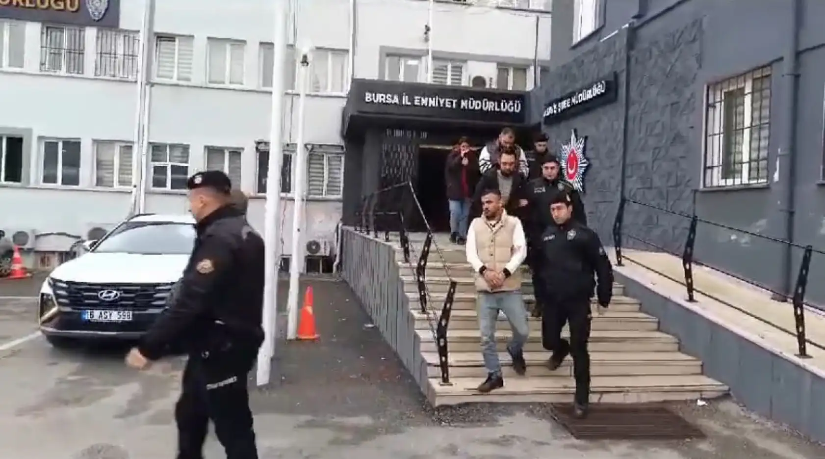 Kendilerini banka çalışanı olarak tanıtıp, 18 kişiyi 2.5 milyon lira dolandırdılar