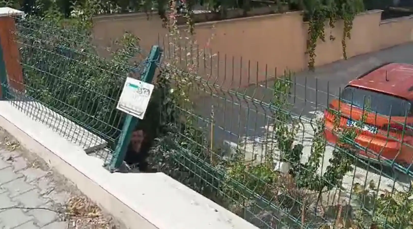 Otomobiliyle evine dönmek isteyen aileye dehşeti yaşattılar