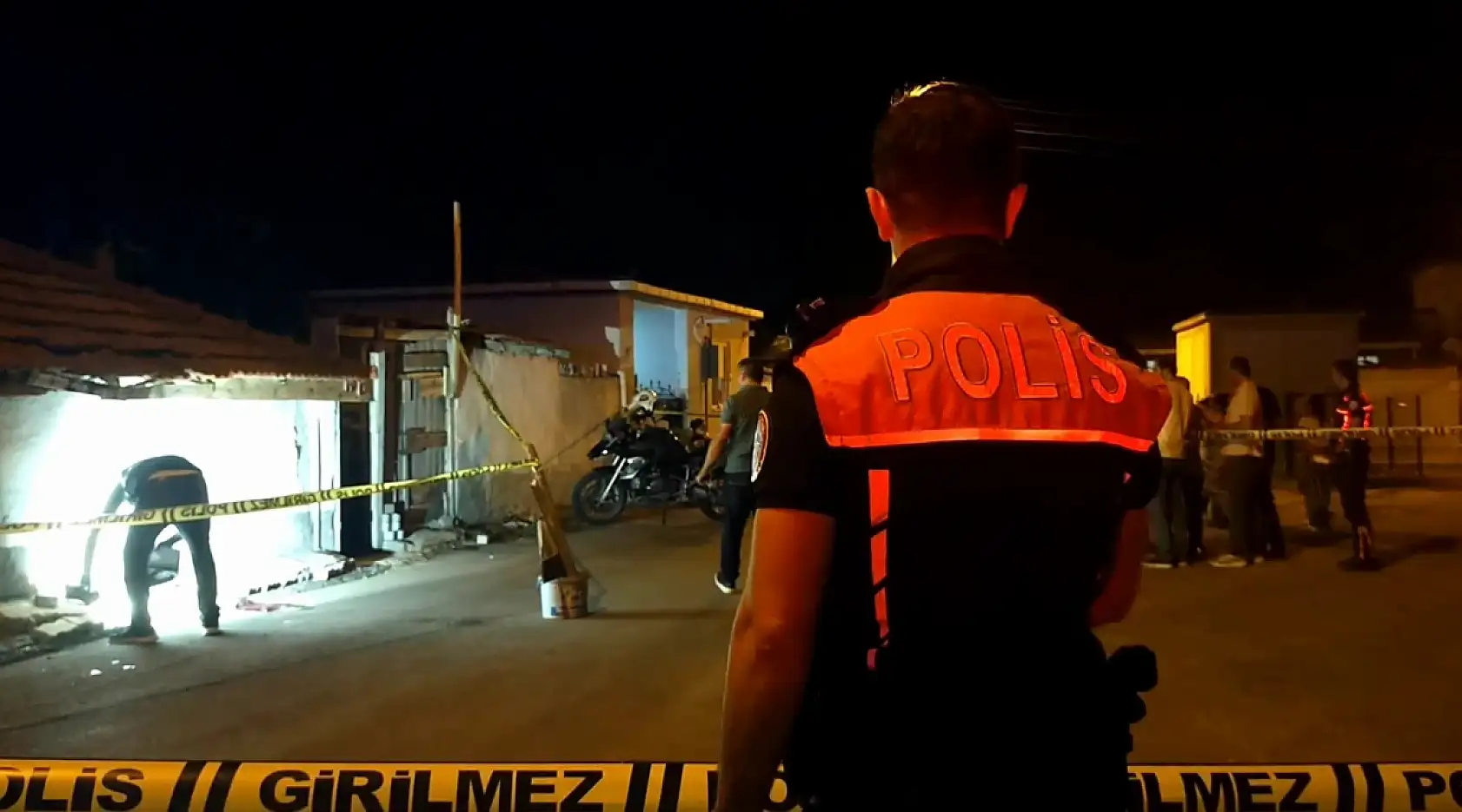 75 yaşındaki adam eşine sinirlenip herkesin gözü önünde intihar etti