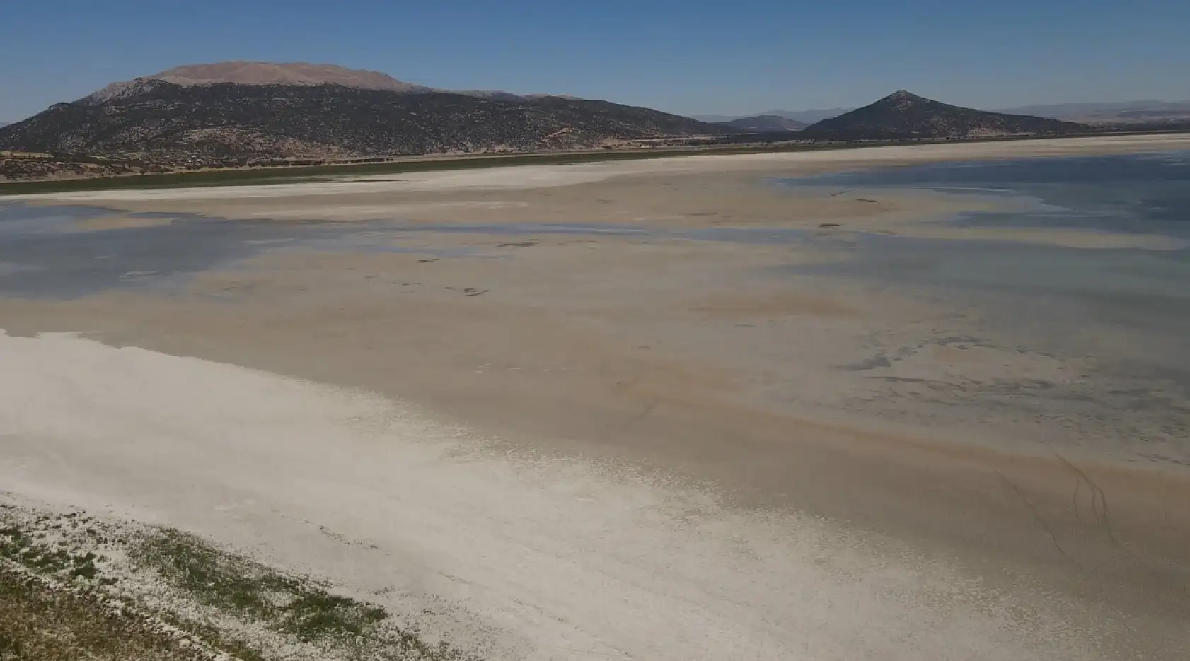 Türkiye'nin 4'üncü büyük gölü kuraklık nedeniyle ortadan ikiye bölündü