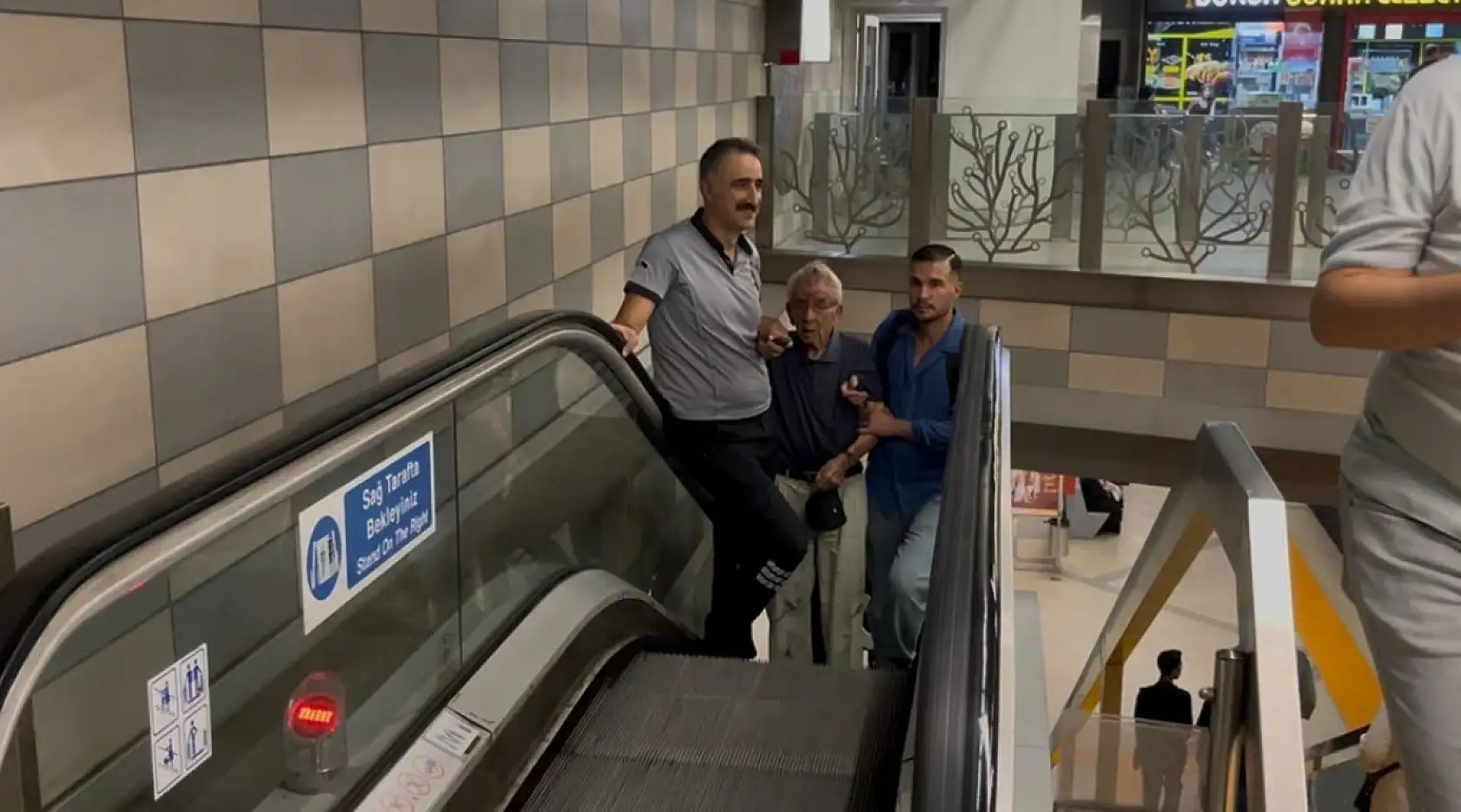 Kadın vatmanın refleksi, rayların üstüne düşen adamı ölümden böyle kurtardı