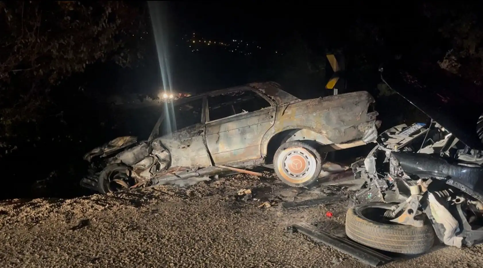 Korkunç kaza: Araç alev aldı, yangın ormana sıçradı