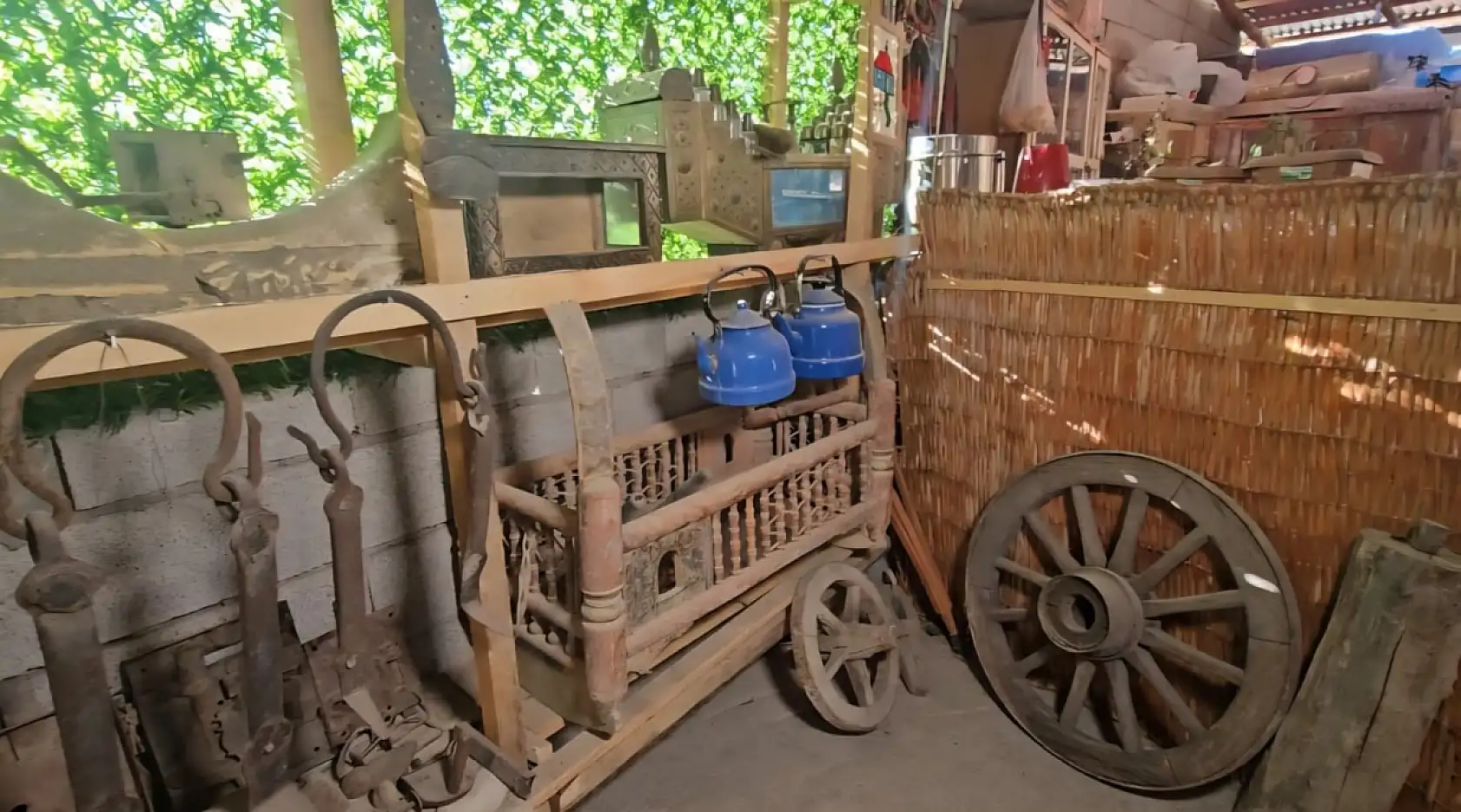 25 yıldır antika biriktirerek geçmişin izlerini günümüze taşıyor