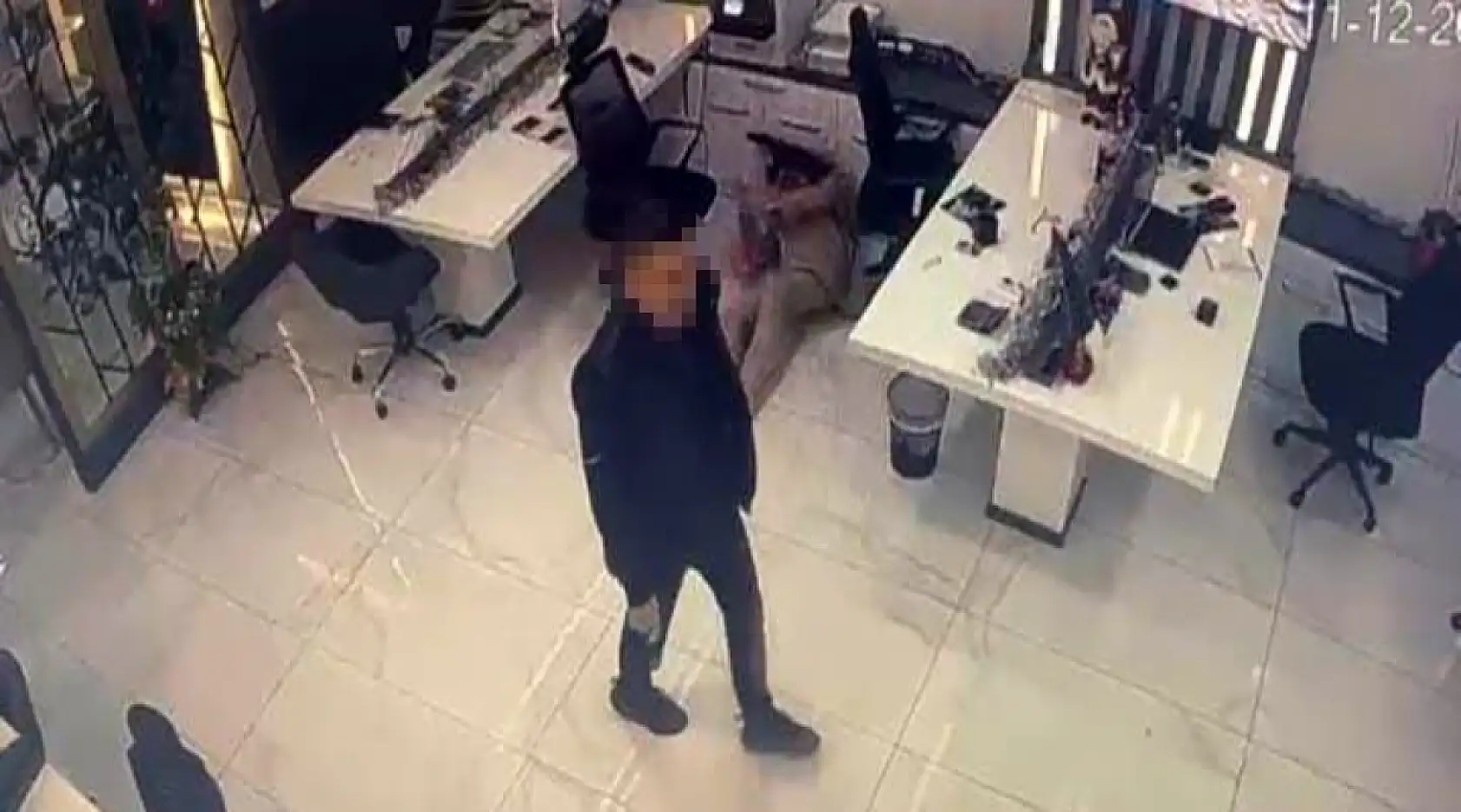 Emlak Ofisinde Aile İçi Silahlı Saldırı: Genç Kadın Hayatını Kaybetti