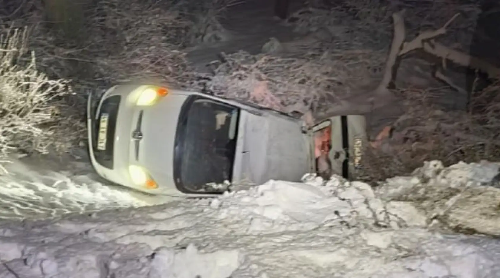 Otomobil şarampole uçtu: 1 ölü, 1 yaralı