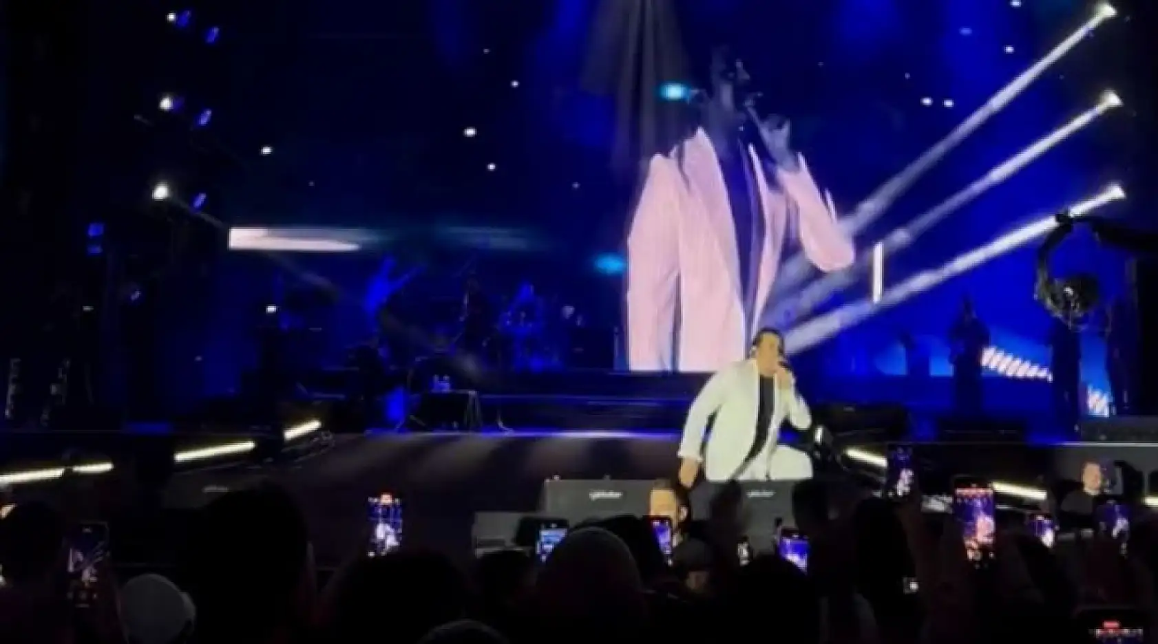 Sahnede talihsiz anlar: Bayhan şarkı söylerken yere düştü