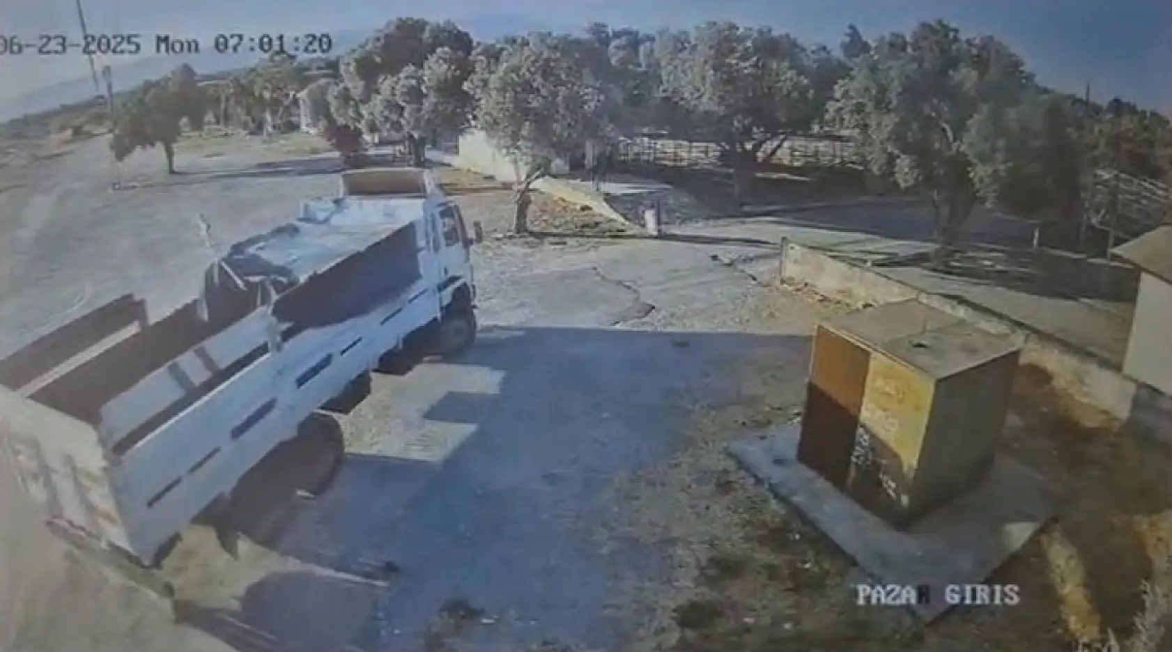 Komşunun traktörünü çalıp 60 bine sattılar