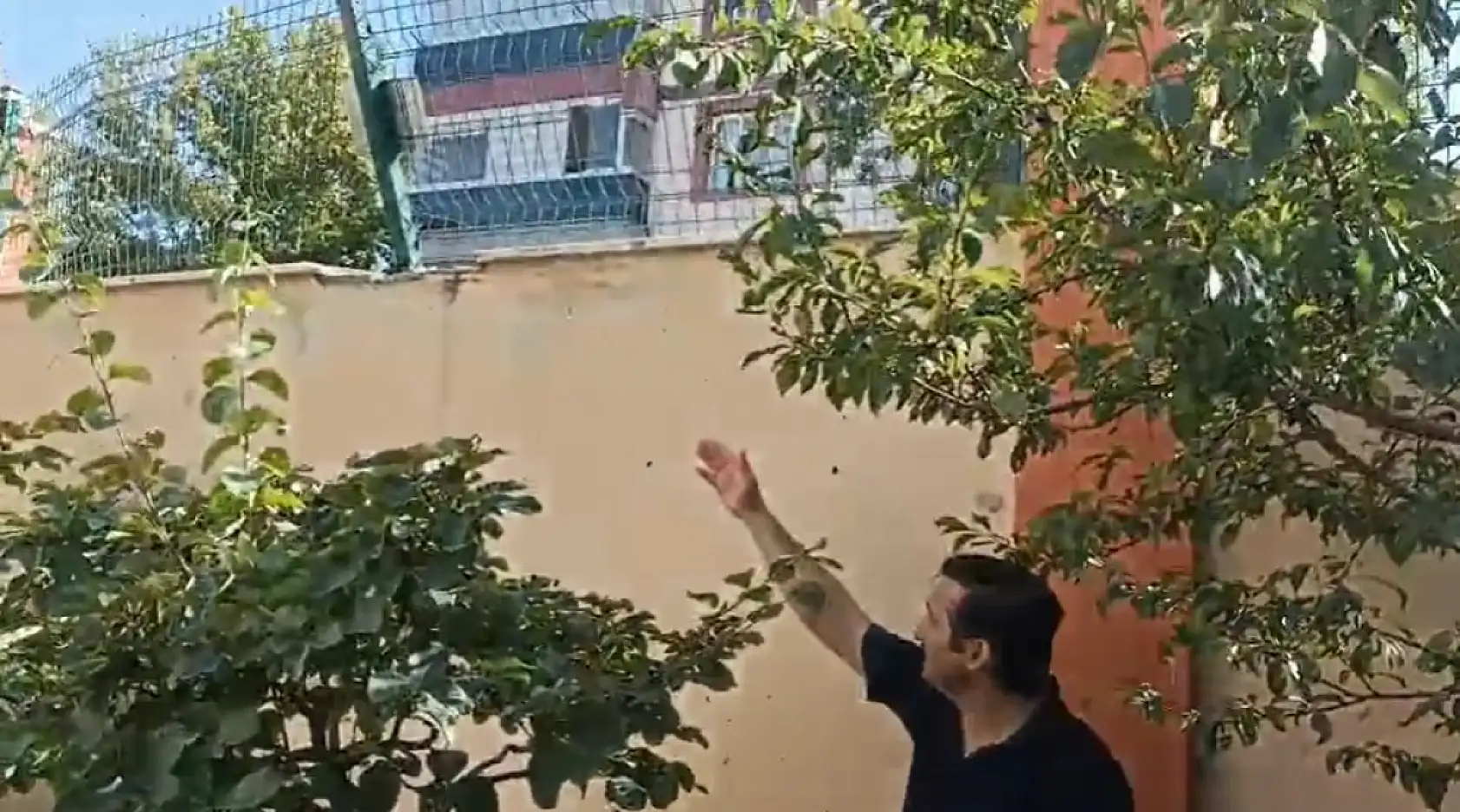 Otomobiliyle evine dönmek isteyen aileye dehşeti yaşattılar
