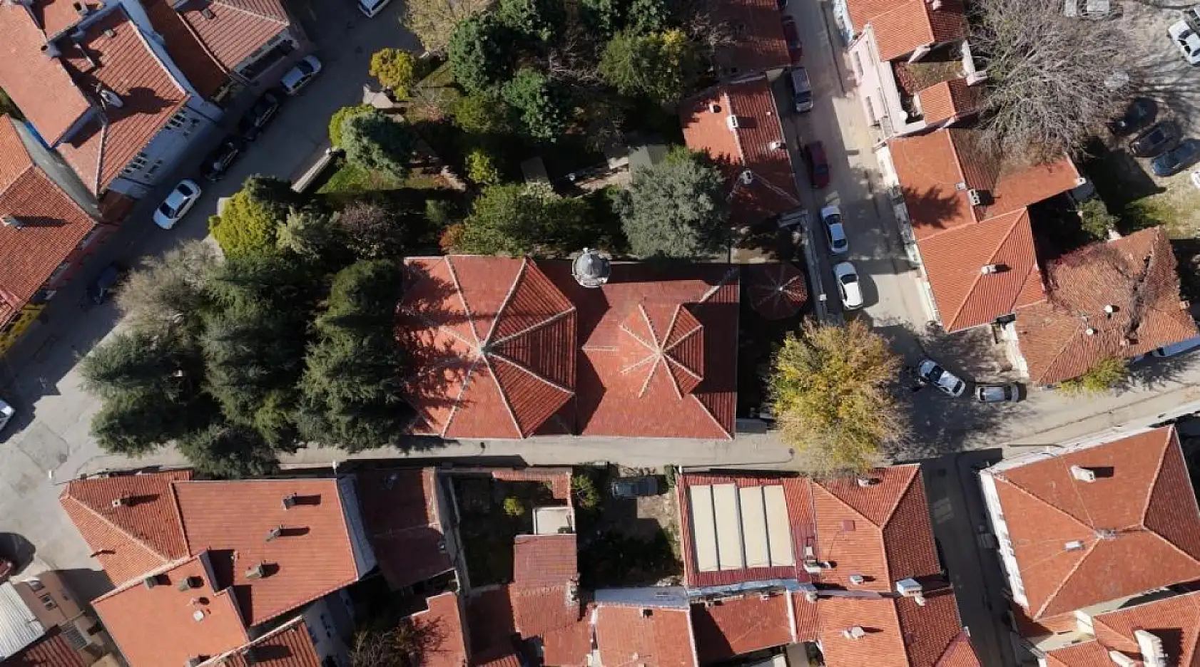 Hamam olarak yapılıp camiye dönüştürülen tarihi yapı 700 yıldır ayakta