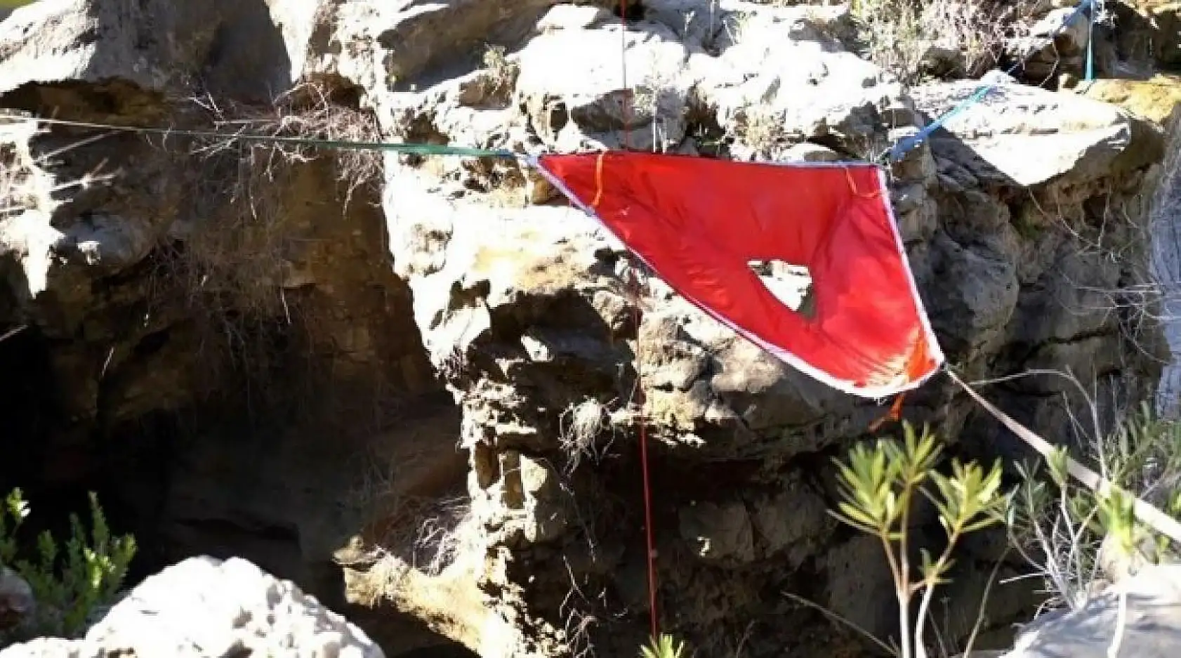 Uçuruma hamak kuran fenomen ölümden döndü!