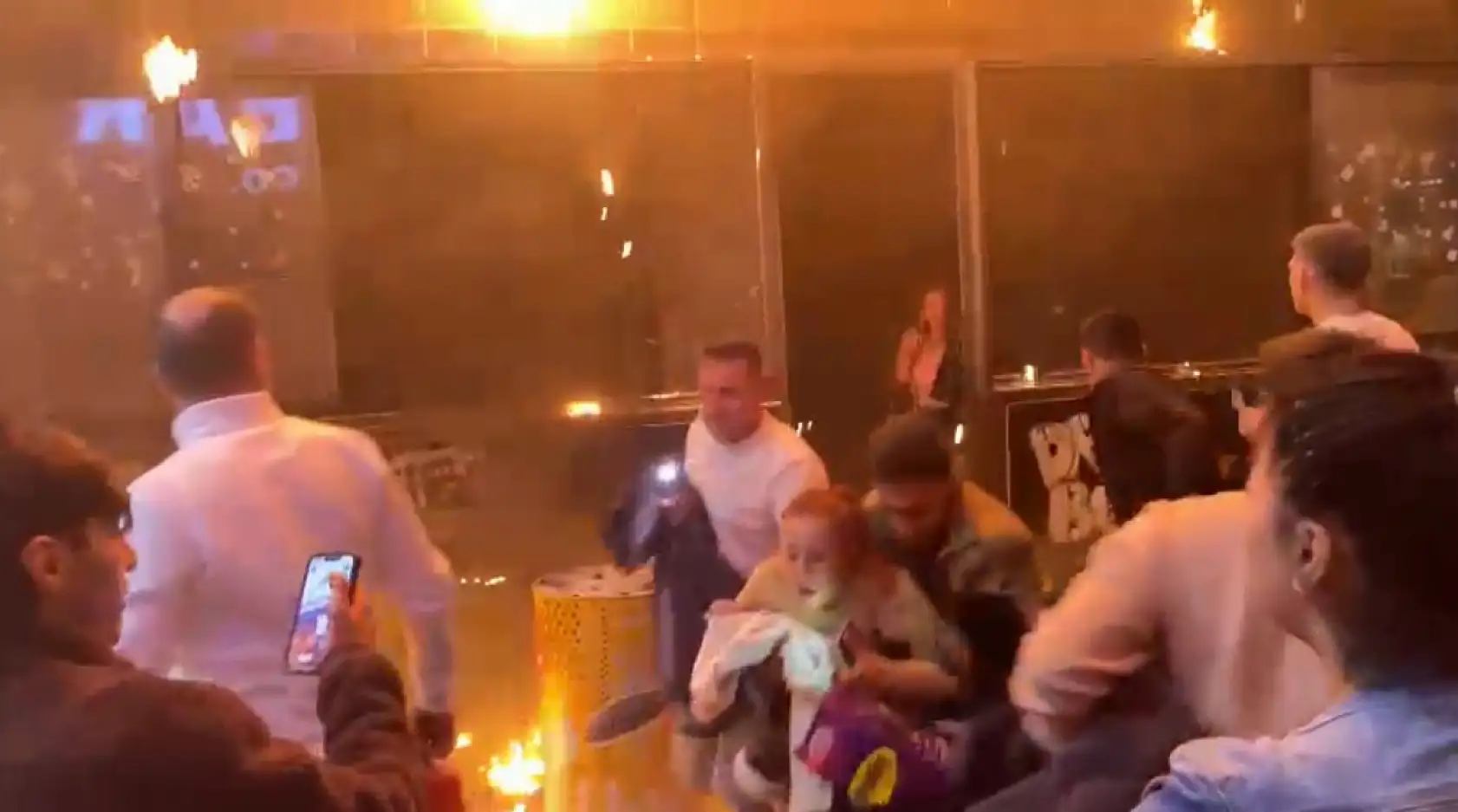 Eğlence Merkezi Alev Alev Yandı