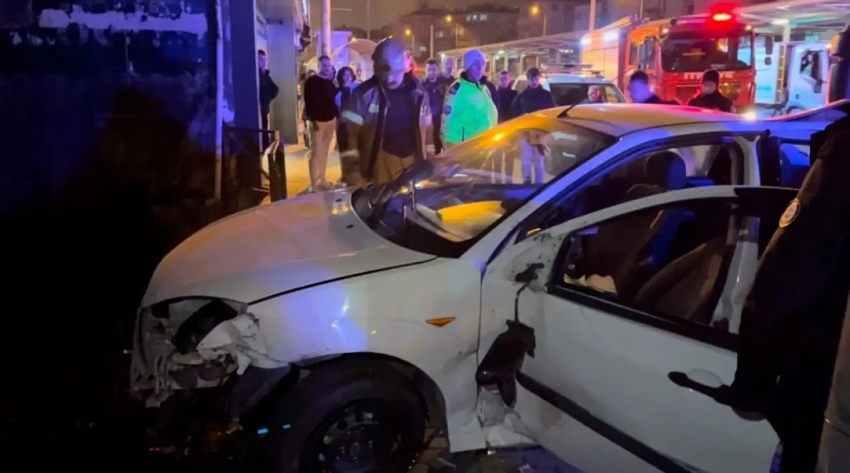 Kontrolden çıkan otomobil korkuluklarda asılı kaldı: 1 ölü, 3 yaralı